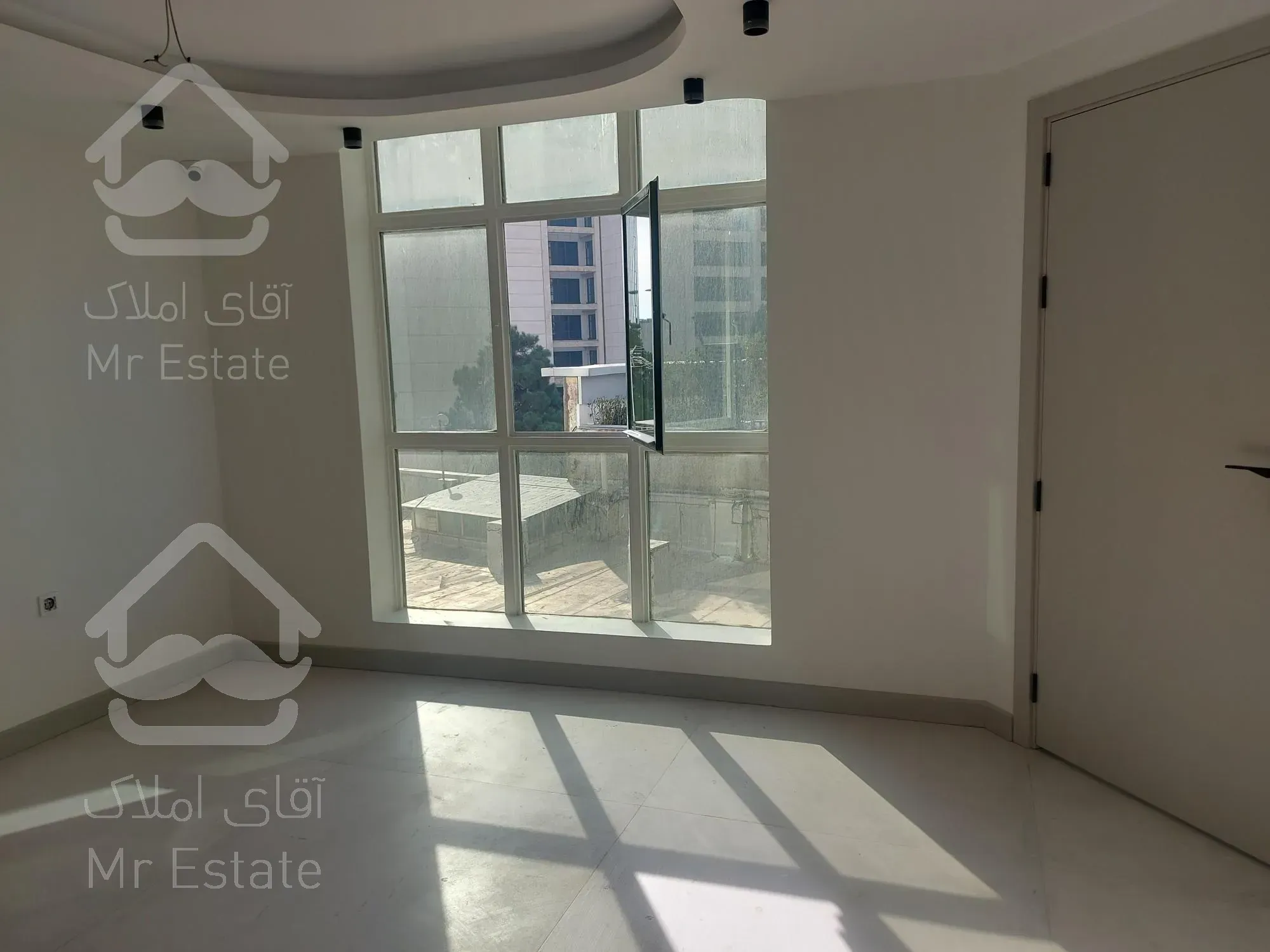 جردن بالاتر از ونک ۶۰متر ساختمان پزشکان تابلو خور