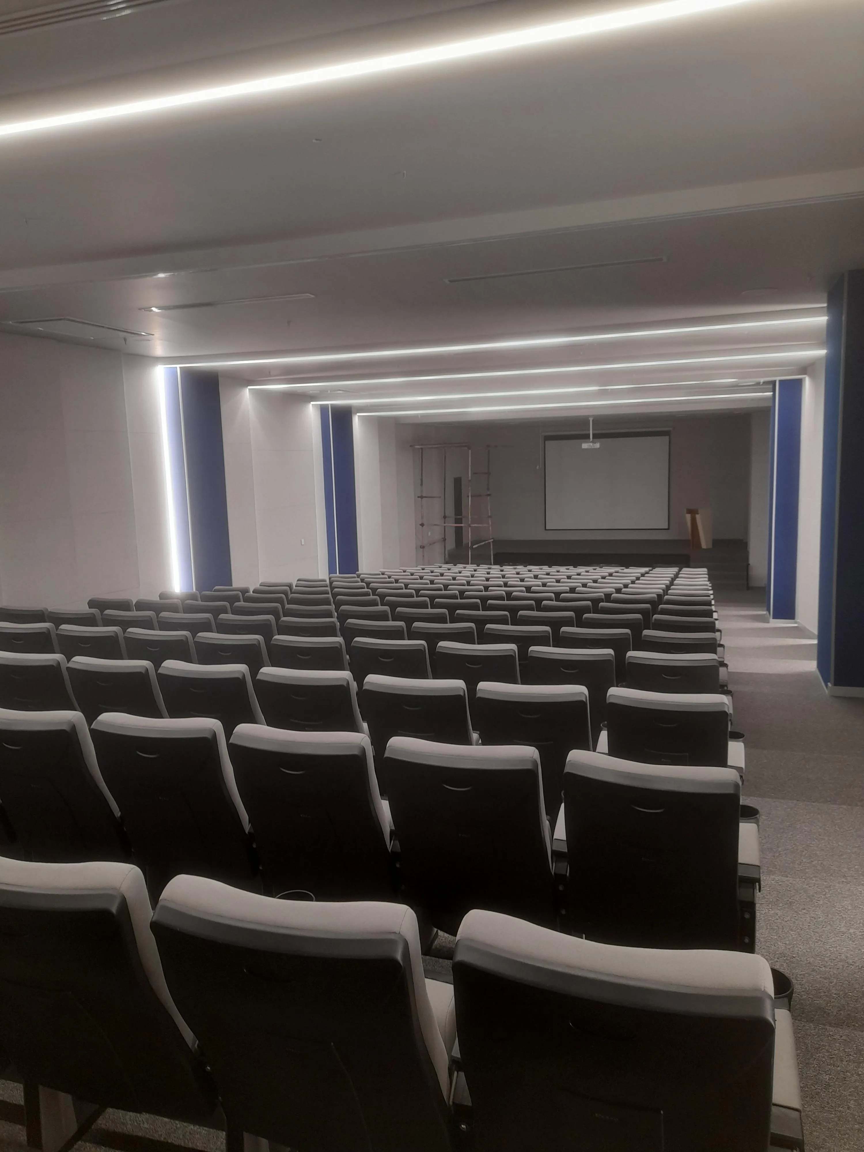 پیش فروش مغازه 30 متری در بهترین پاساژ منطقه فول امکانات در میرزابابایی