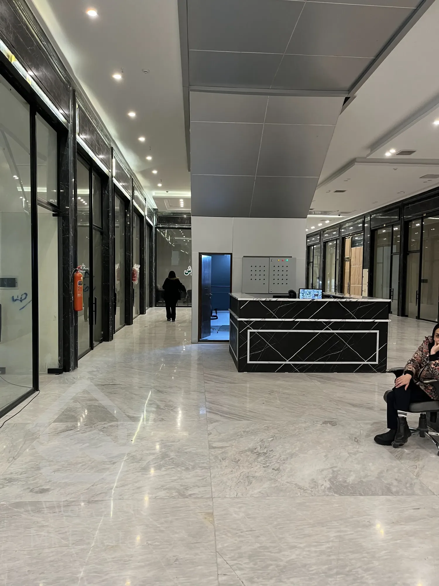 پیش فروش 19 متر تجاری لوکس پونک میرزابابایی