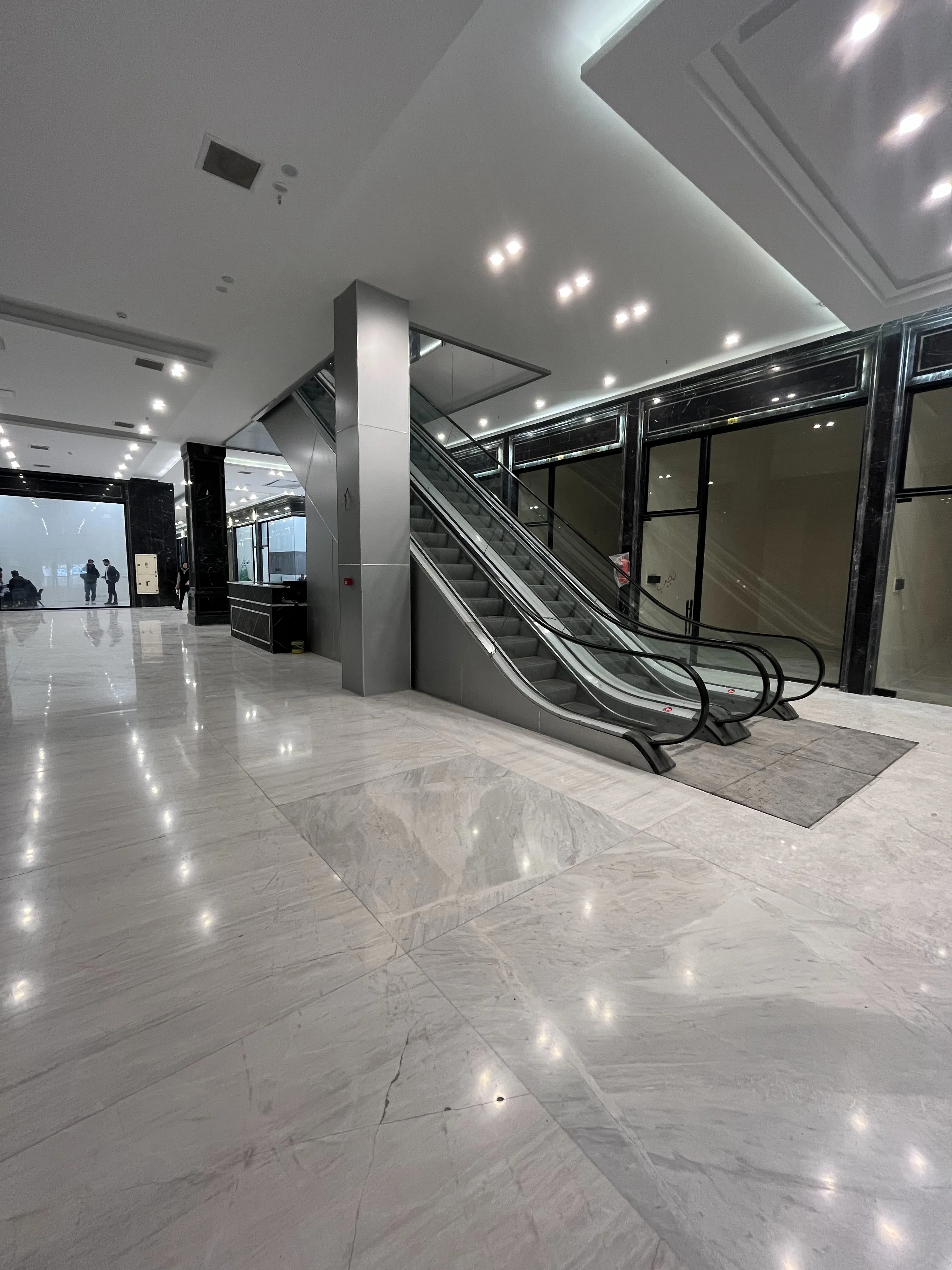 ویترینت رو در بهترین نقطه شرق تهران بساز | رونیکا مال هروی