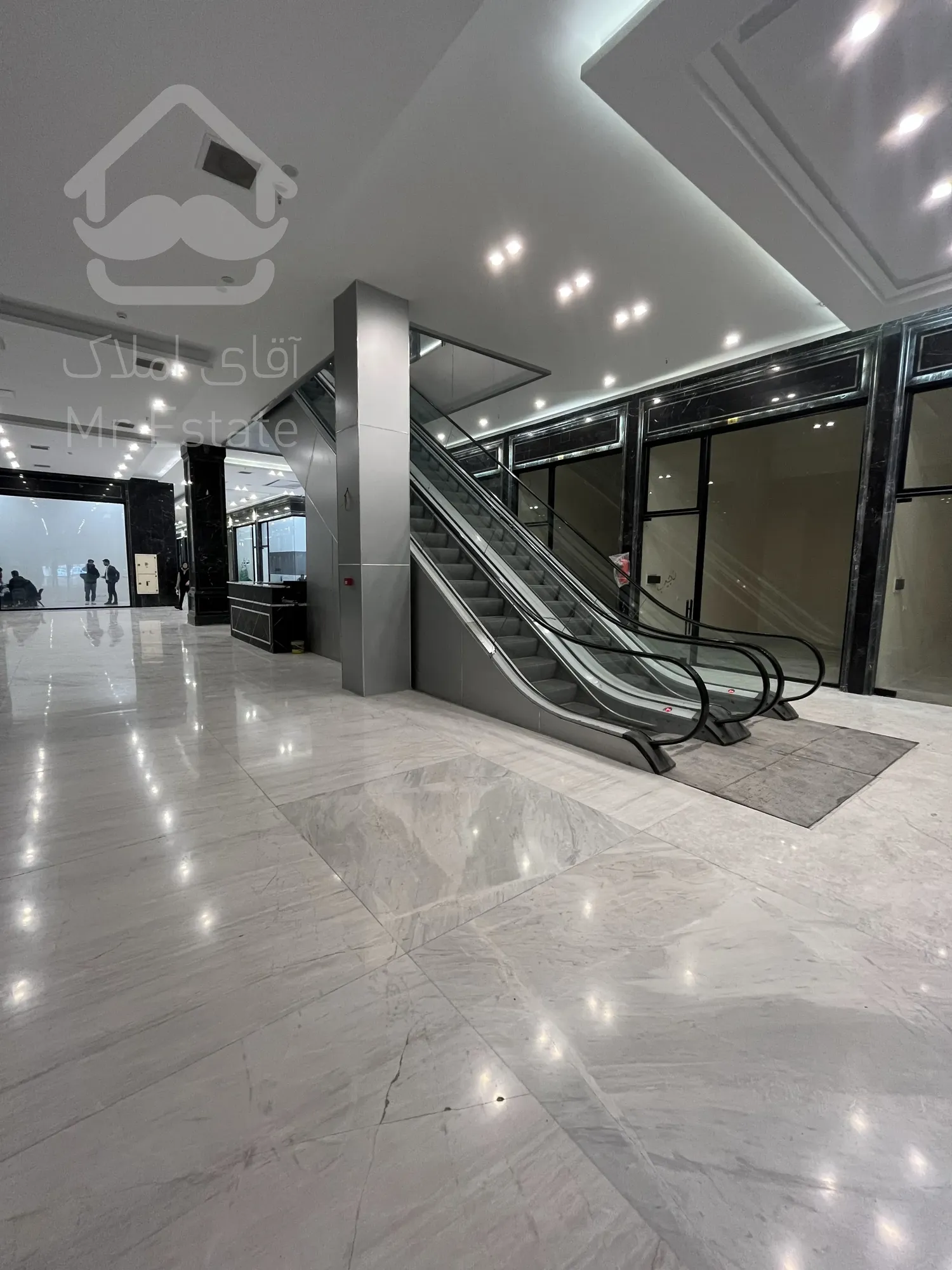 25 متر تجاری در مرکز تجاری رونیکا مال هروی / جنب مترو