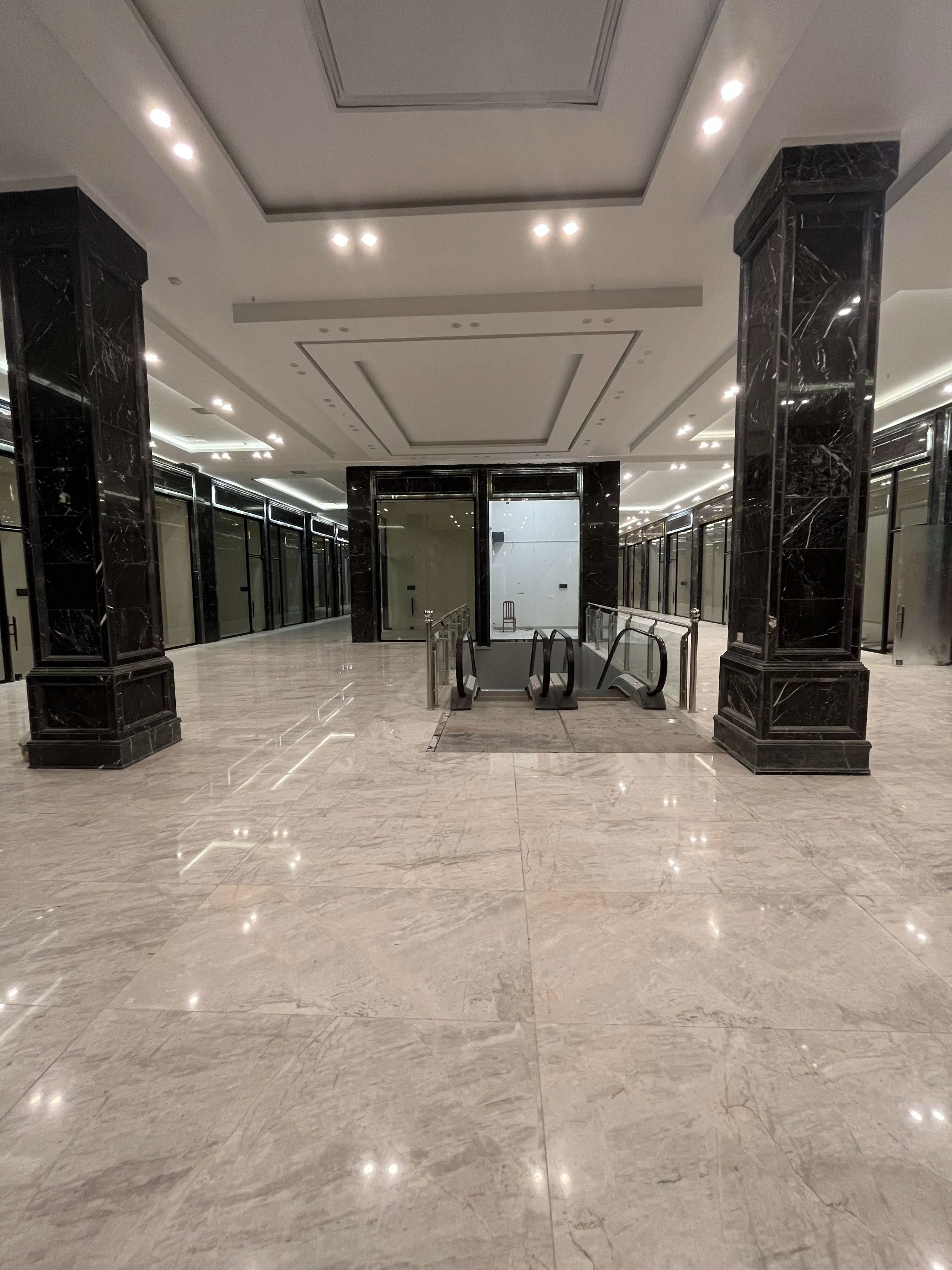 پیش خرید 24 متر تجاری در مرکز اداری تجاری میرزابابایی پونک