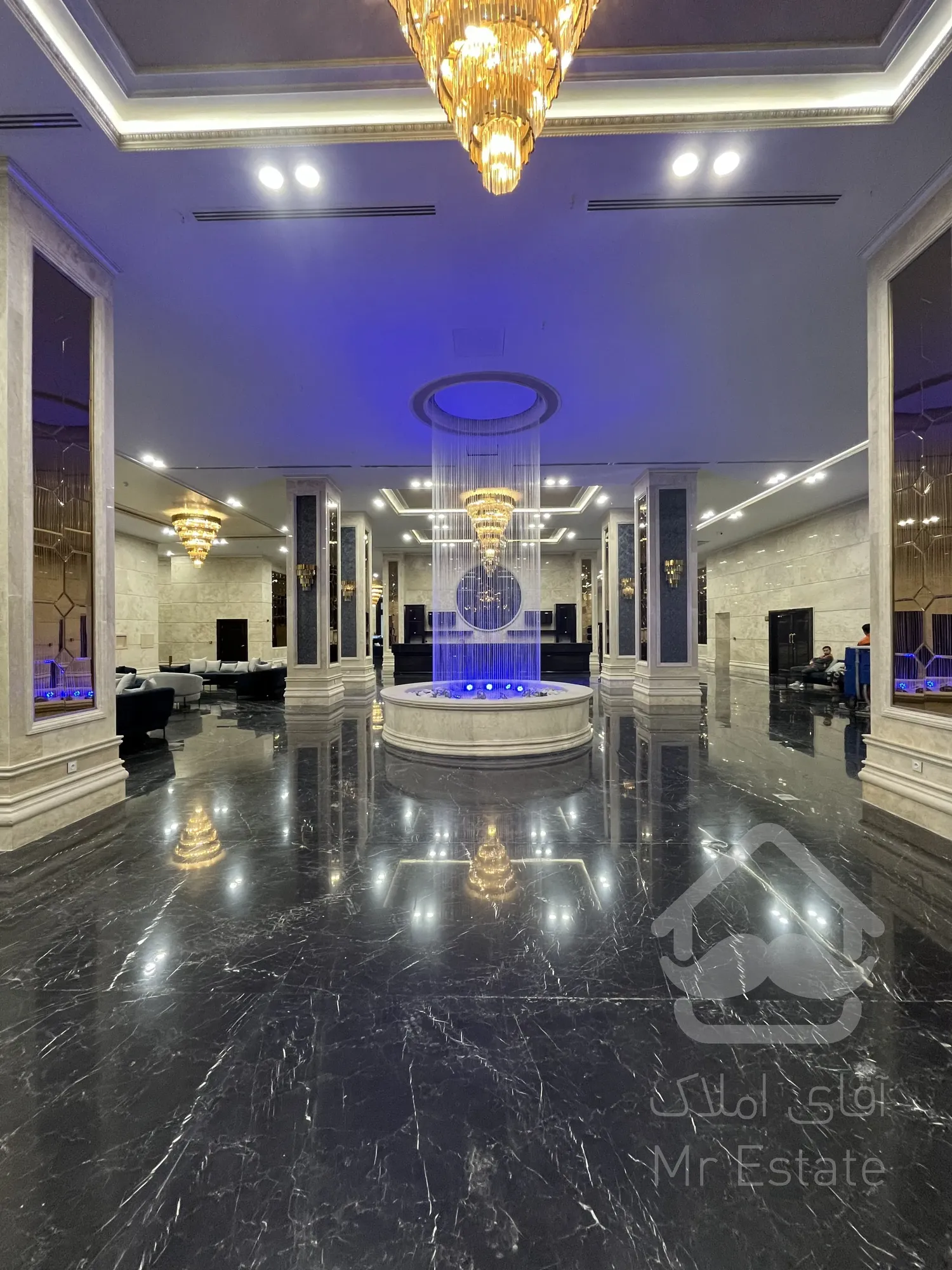 رونیکا پالاس غروی/تنهاترین ولوکس ترین پارک اداری تهران