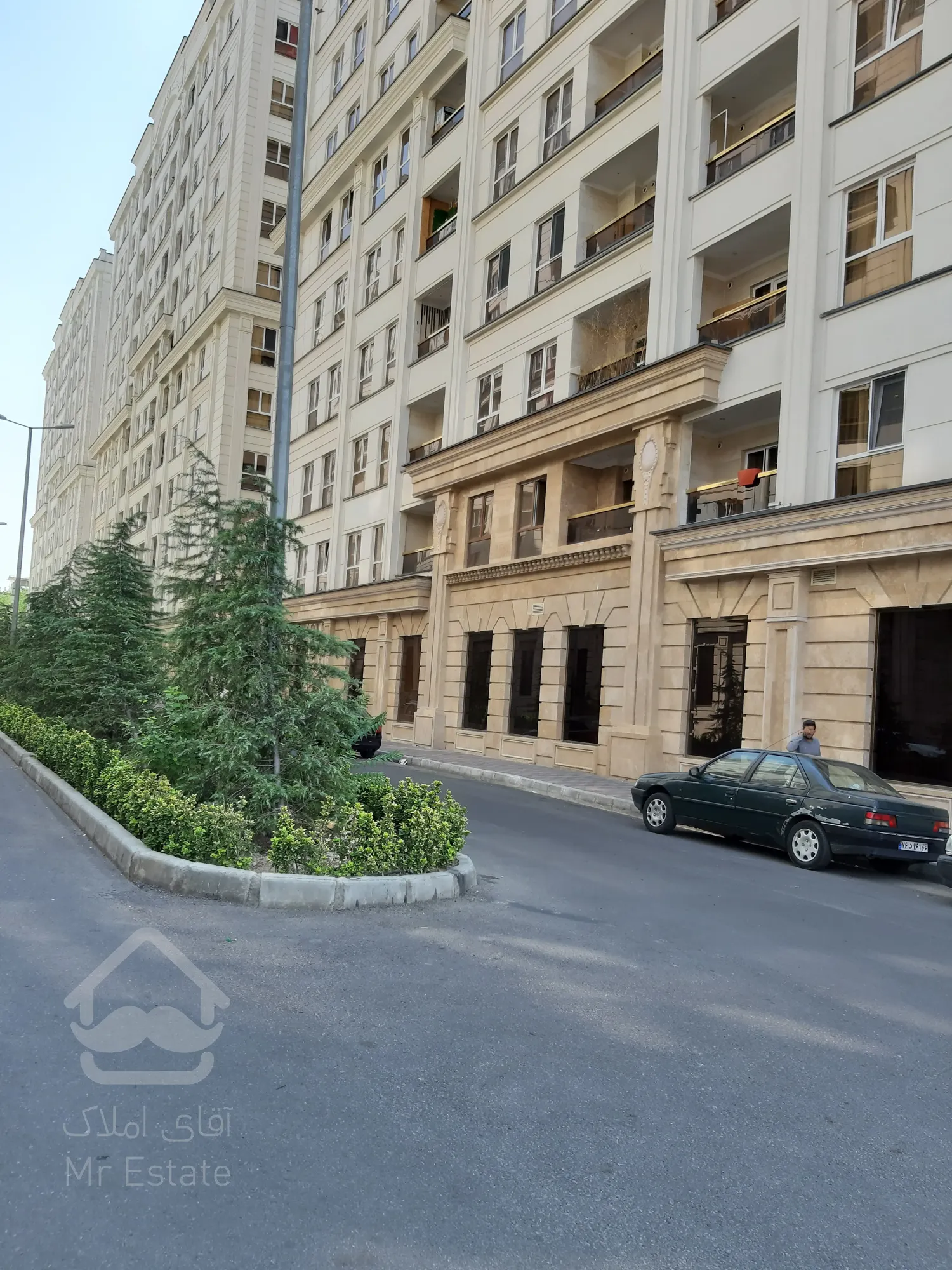 فروش آپارتمان 195 متری سه خوابه با 60 متری پاسیوی اختصاصی