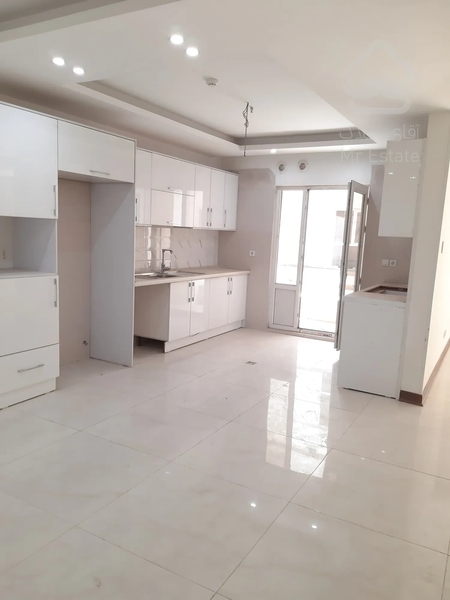 فروش آپارتمان سه خوابه 195 متری در طبقه اول برج رونیکاپالاس مژده