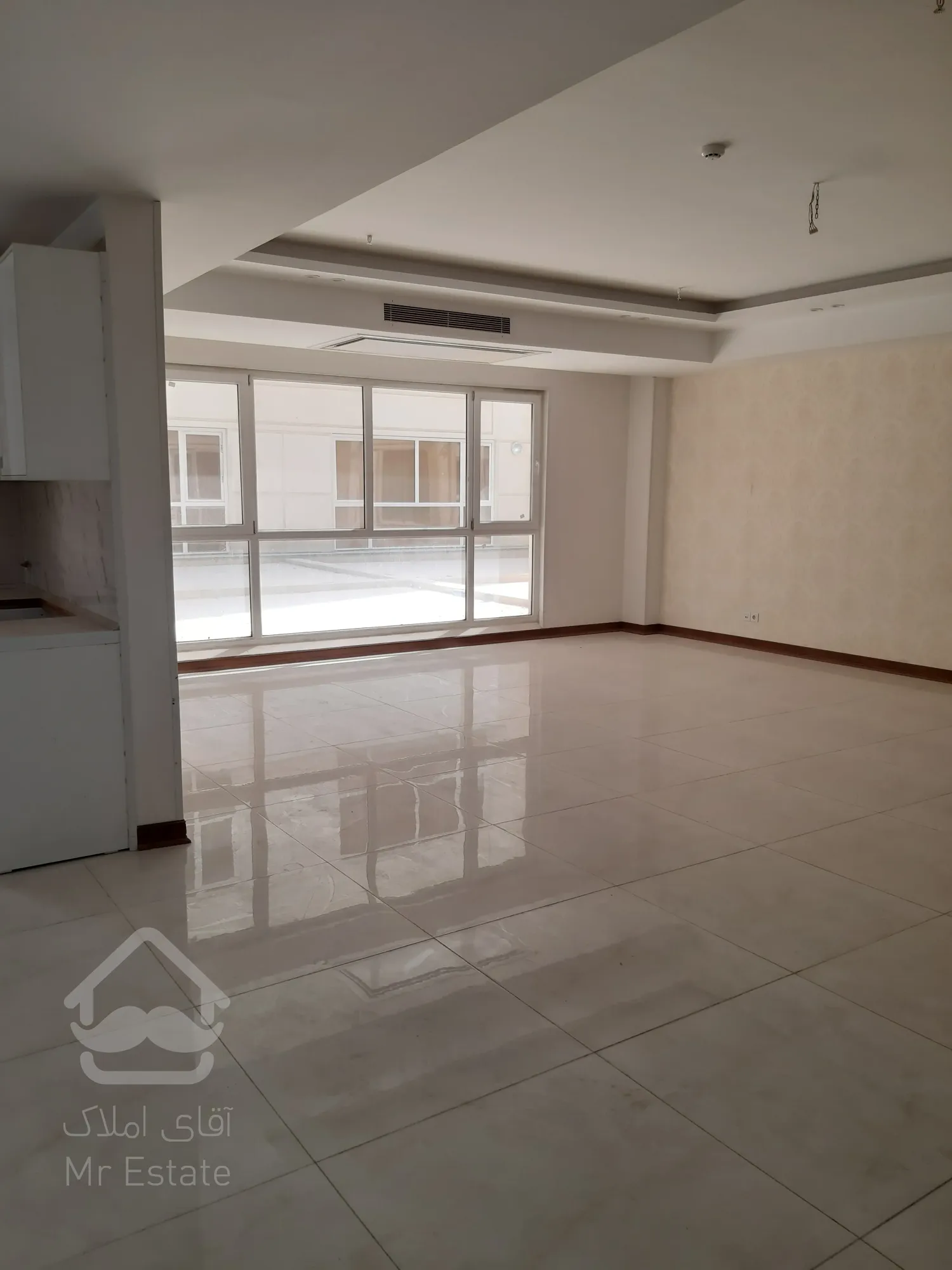 فروش آپارتمان سه خوابه با 60 متر پاسیوی اختصاصی در برج مجلل رونیکاپالاس هروی