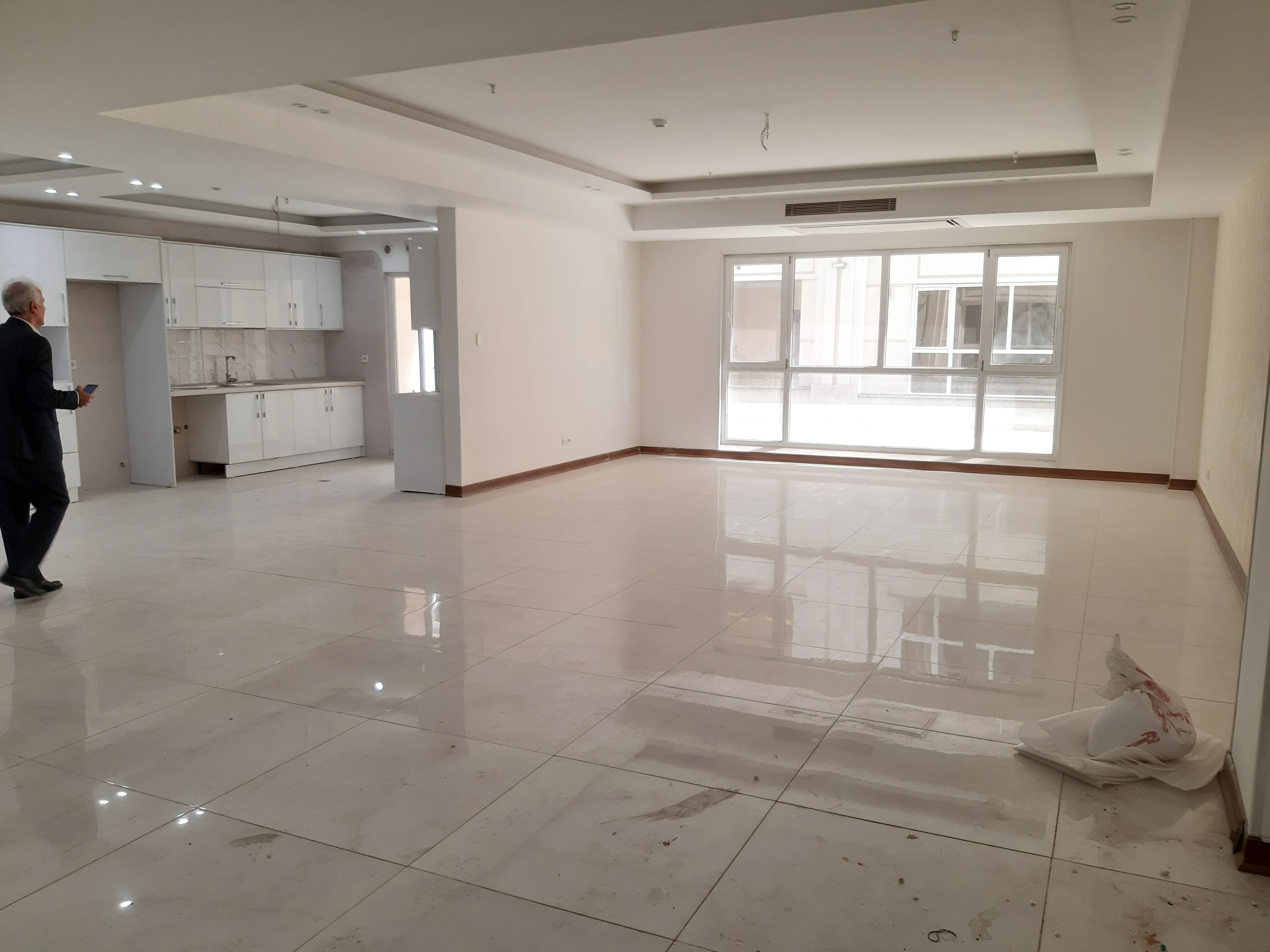 فروش آپارتمان 195 متری سه خوابه با 60 متری پاسیوی اختصاصی