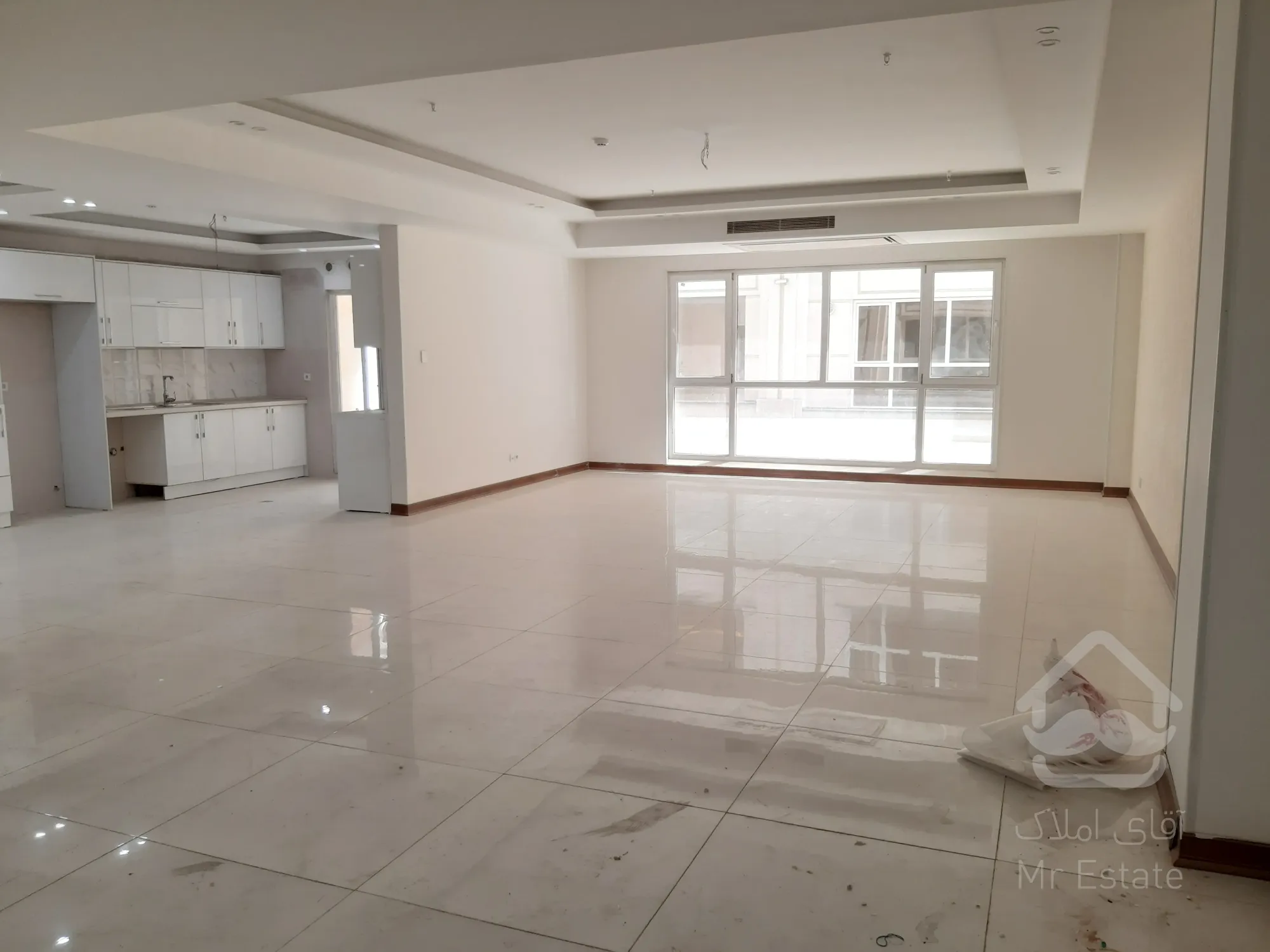 فروش آپارتمان سه خوابه با 60 متر پاسیوی اختصاصی در برج مجلل رونیکاپالاس هروی