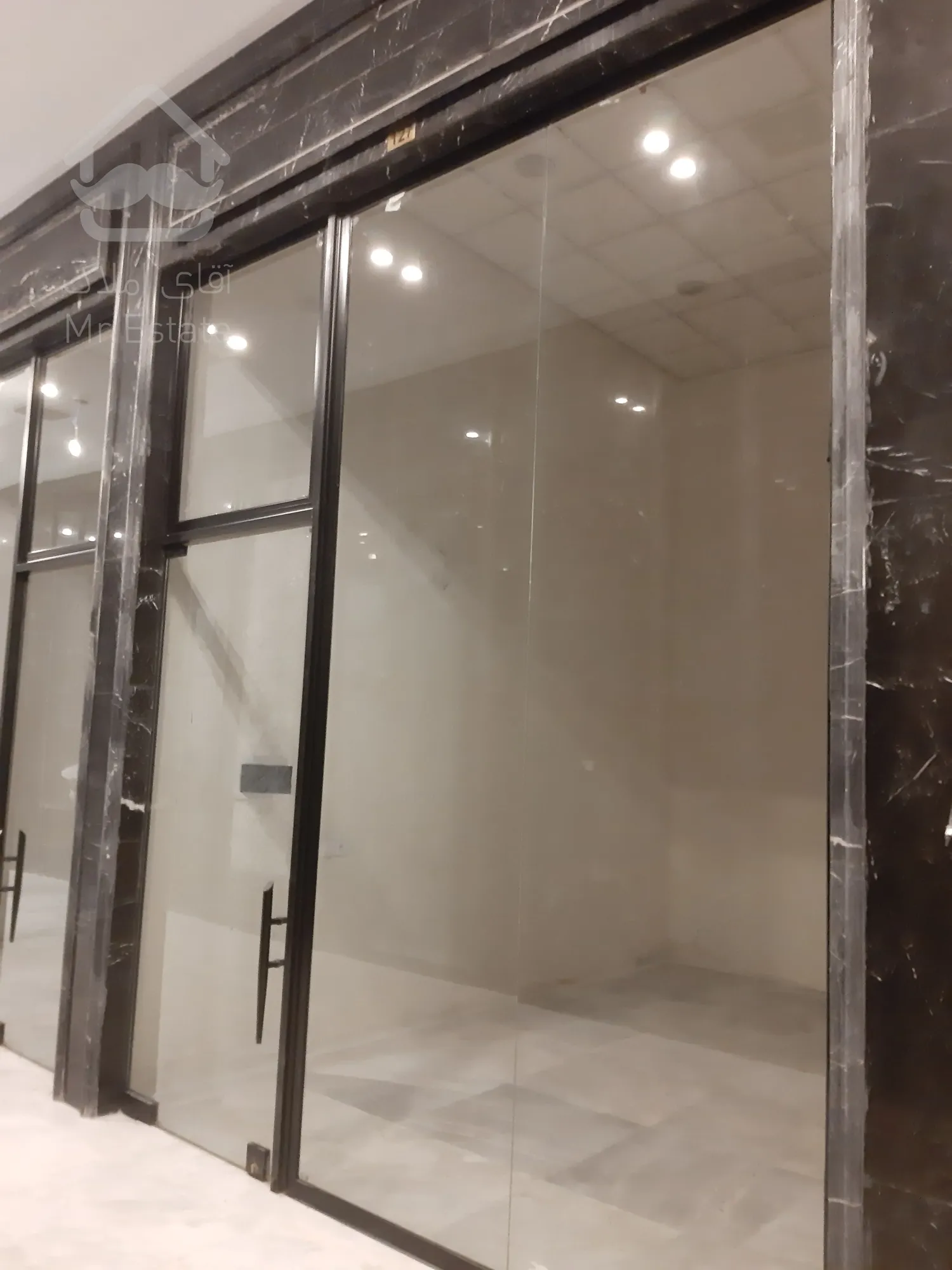 رهن و اجاره واحد تجاری 67 متر / مرکز تجاری رونیکا مال / جنب مترو حسین اباد / پاسداران