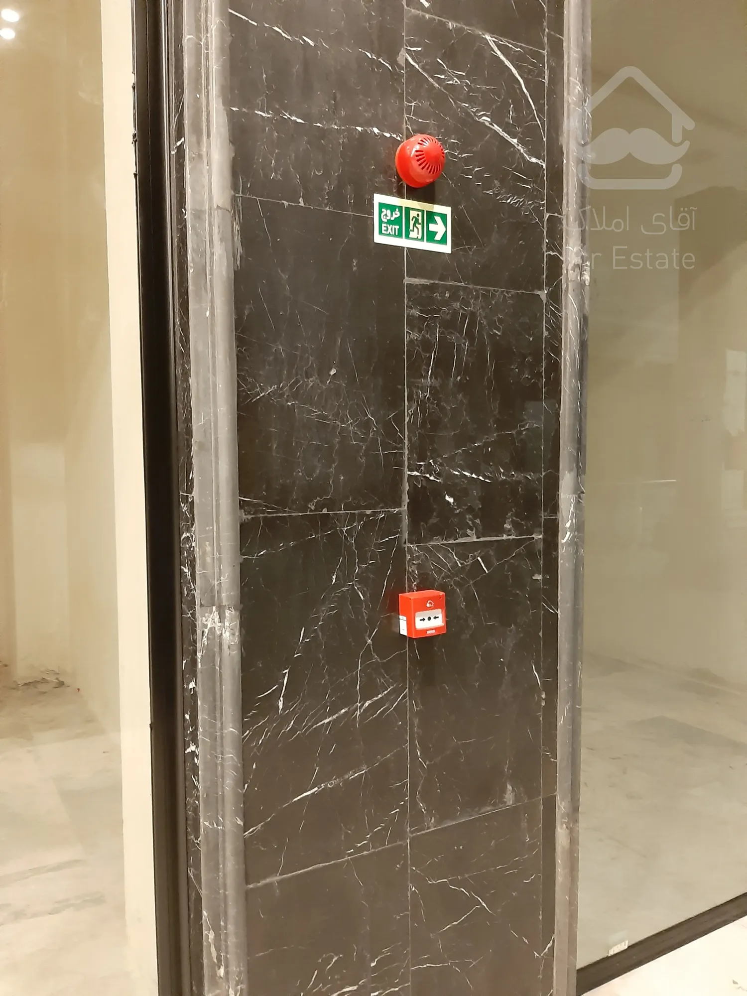 فروش مغازه در رونیکا مال پاسدارن همراه با سند تک برگ تجاری با سرقفلی