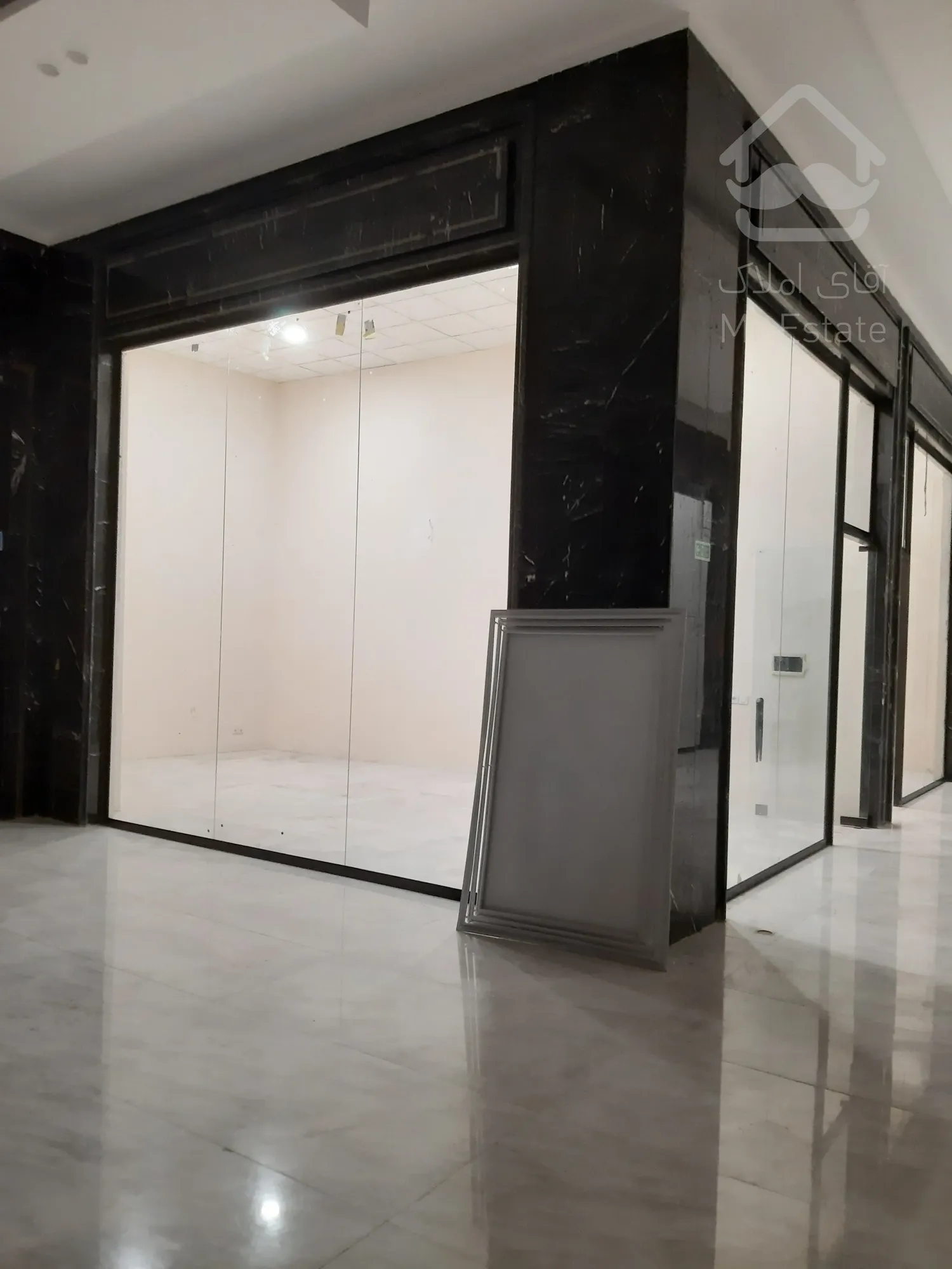 فروش تجاری در رونیکامال هروی/36متر با موقعیت عالی