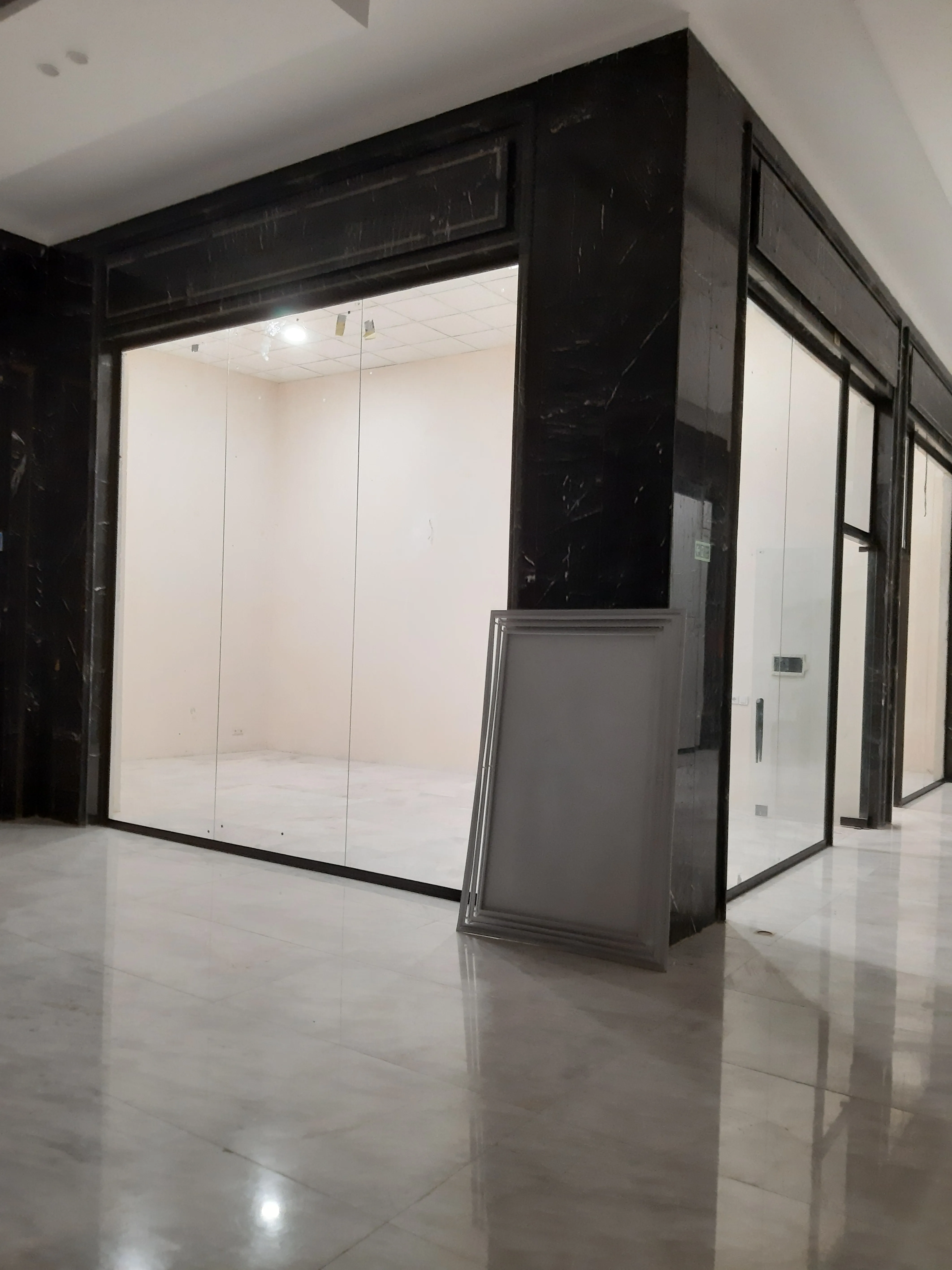 فروش مغازه لاکچری 25 متری جنب مترو حسین آباد رونیکا مال هروی