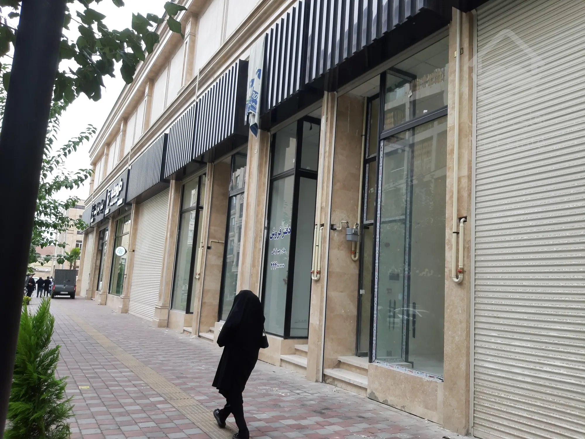 20 متر تجاری  در مرکز تجاری رونیکا مال هروی / جنب مترو