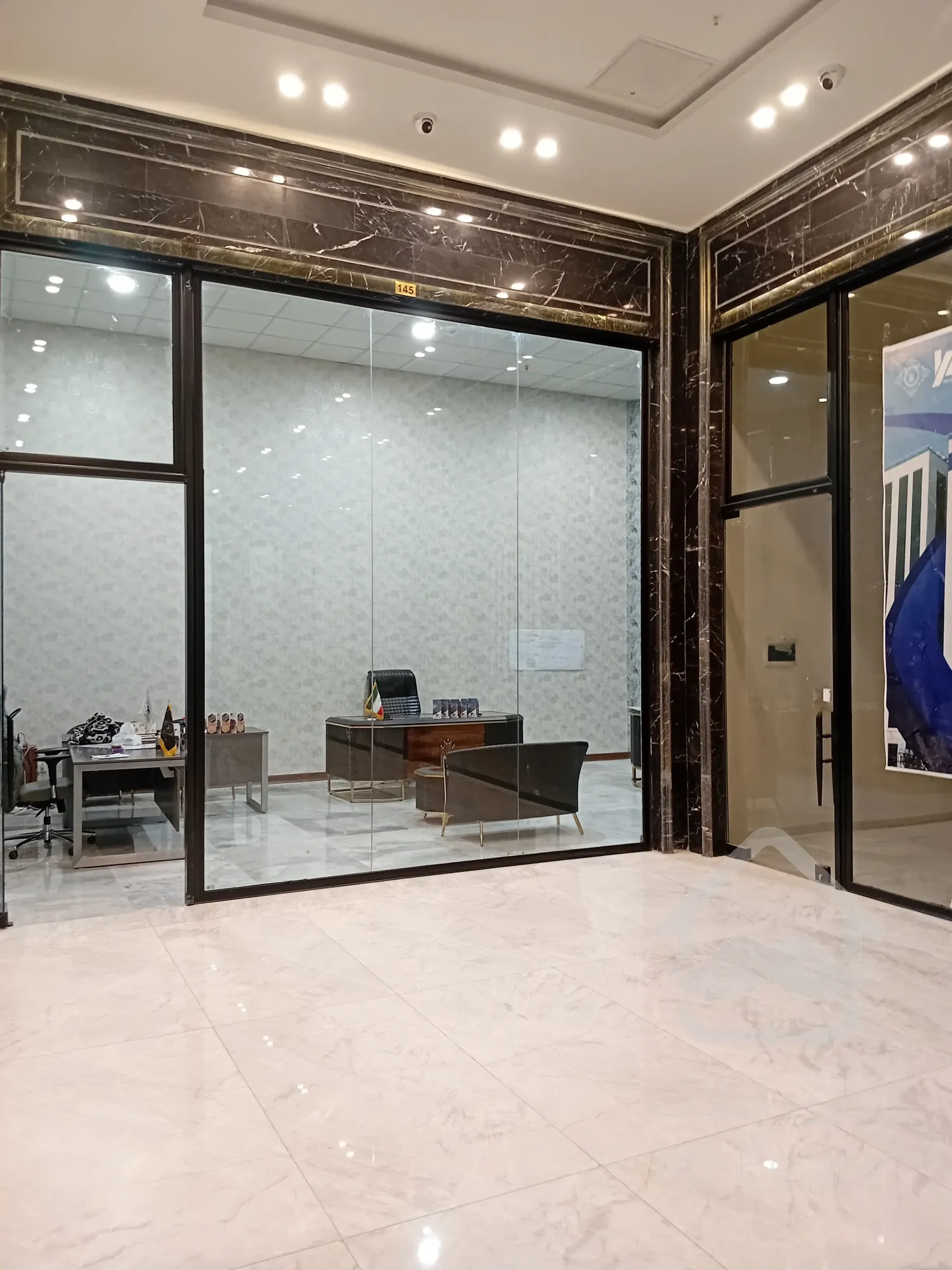 فروش اقساطی مغازه 68 متری در مرکز خرید رونیکامال هروی با انشعاب آب و فاضلاب