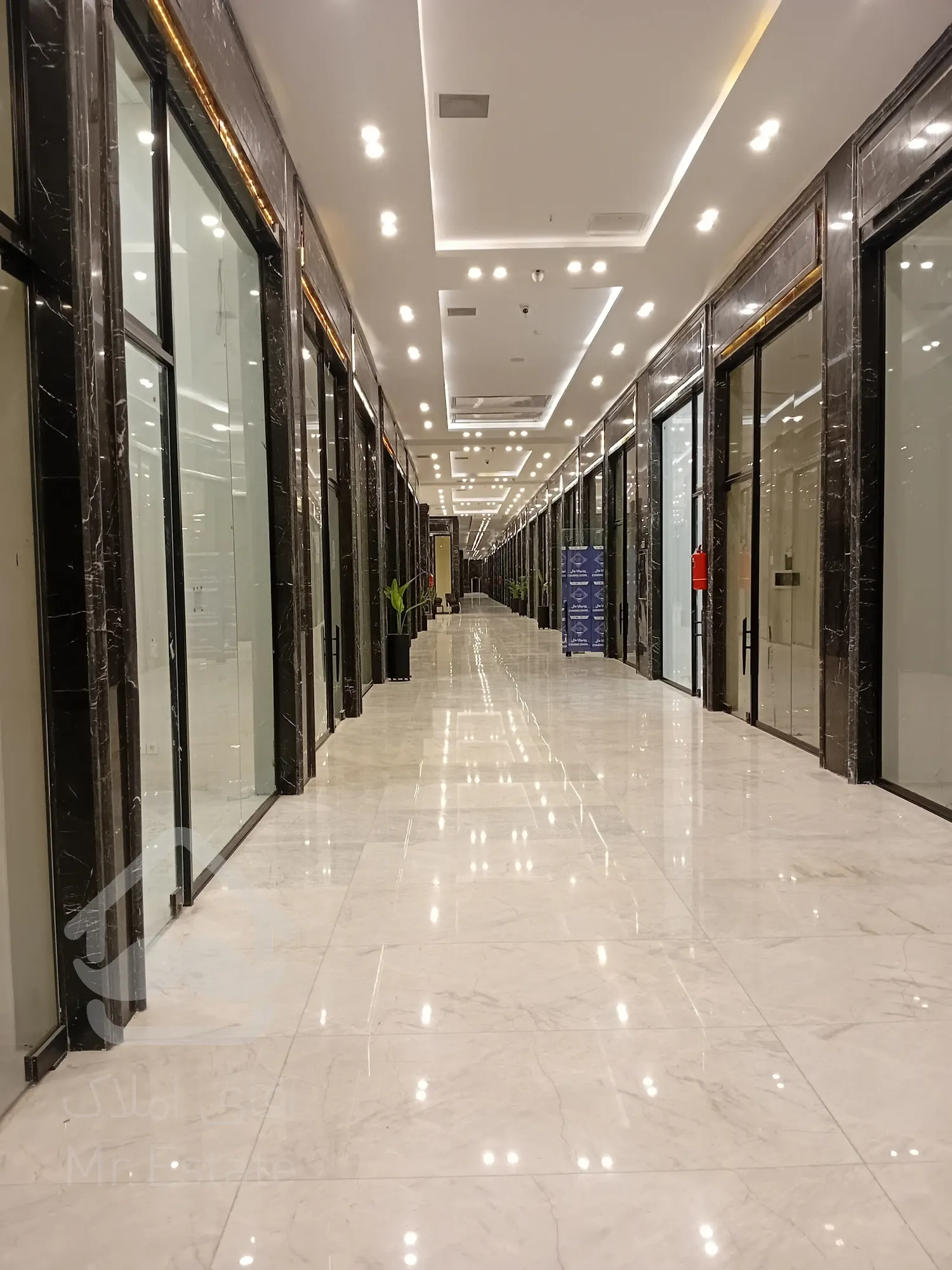 فروش تمام قسط مغازه 68 متری در طبقه اول مرکز خرید لوکس رونیکا