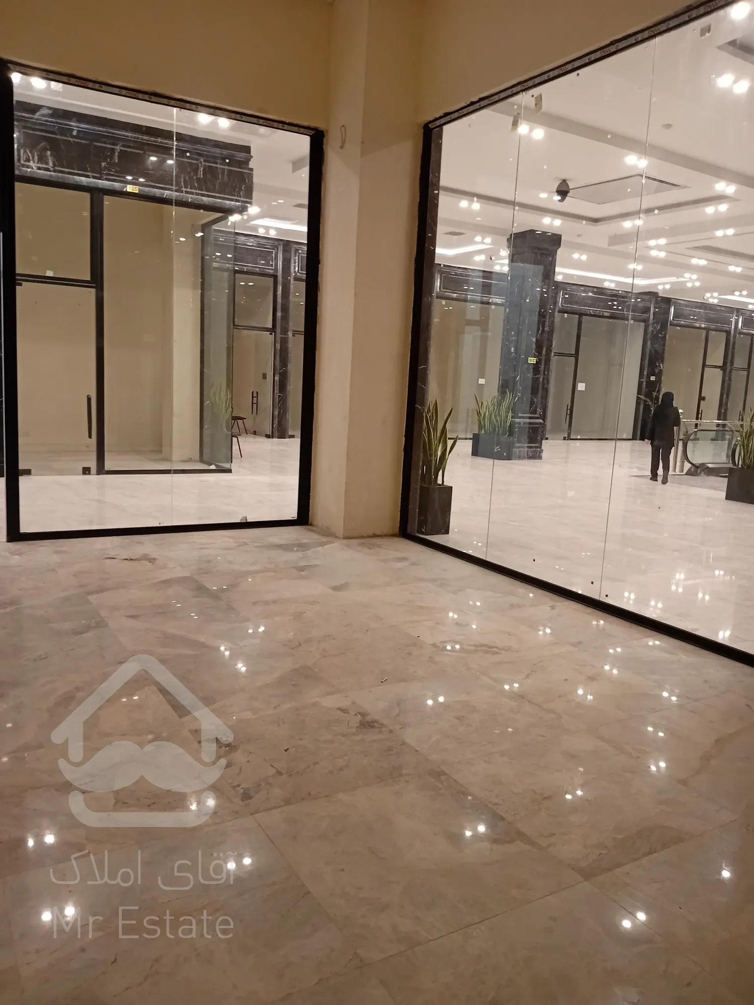 فروش اقساطی مغازه 40 متری لوکس در مرکز خرید رونیکامال هروی