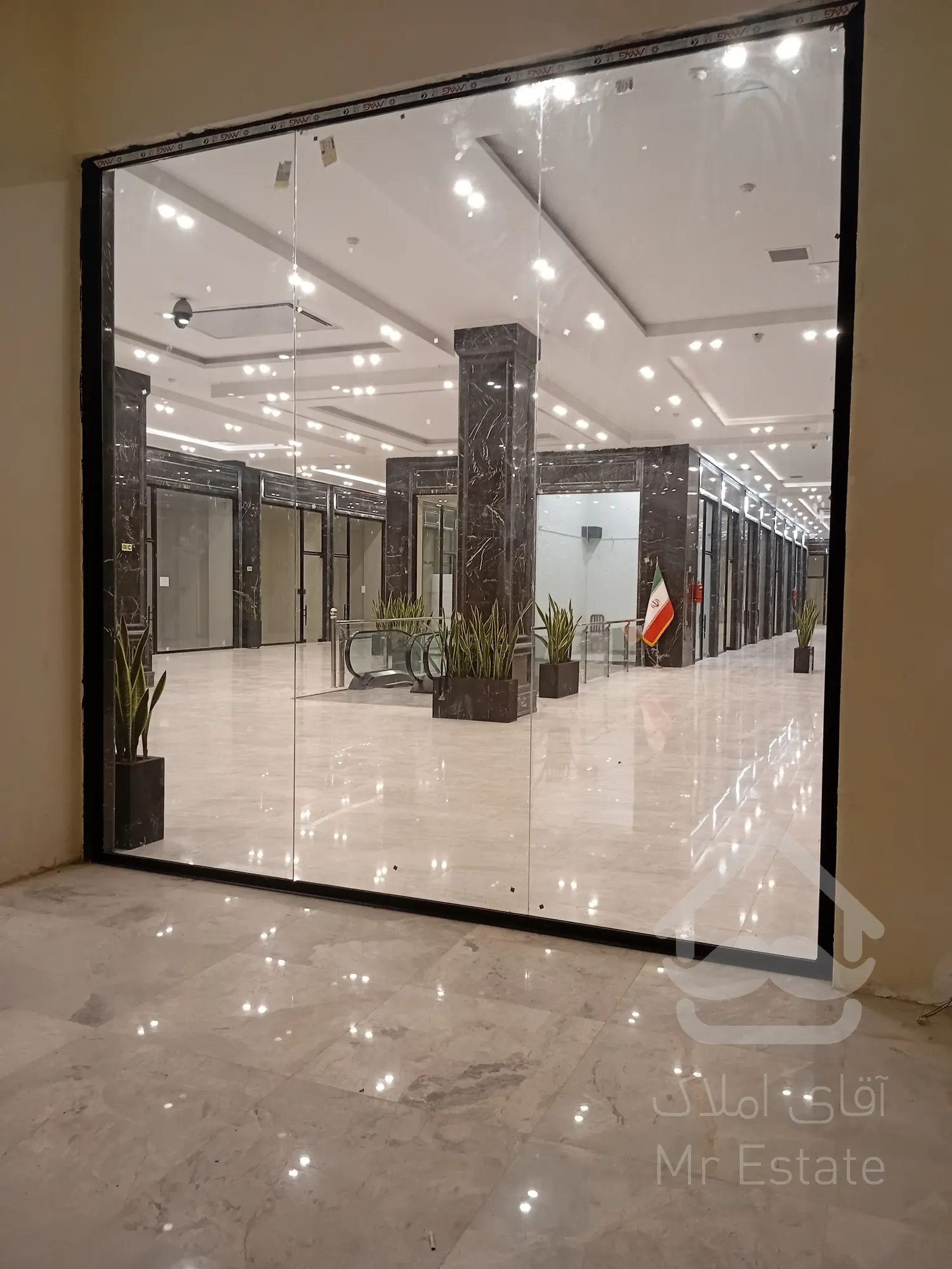 فروش اقساطی مغازه 68 متری در مرکز خرید رونیکامال هروی با انشعاب آب و فاضلاب