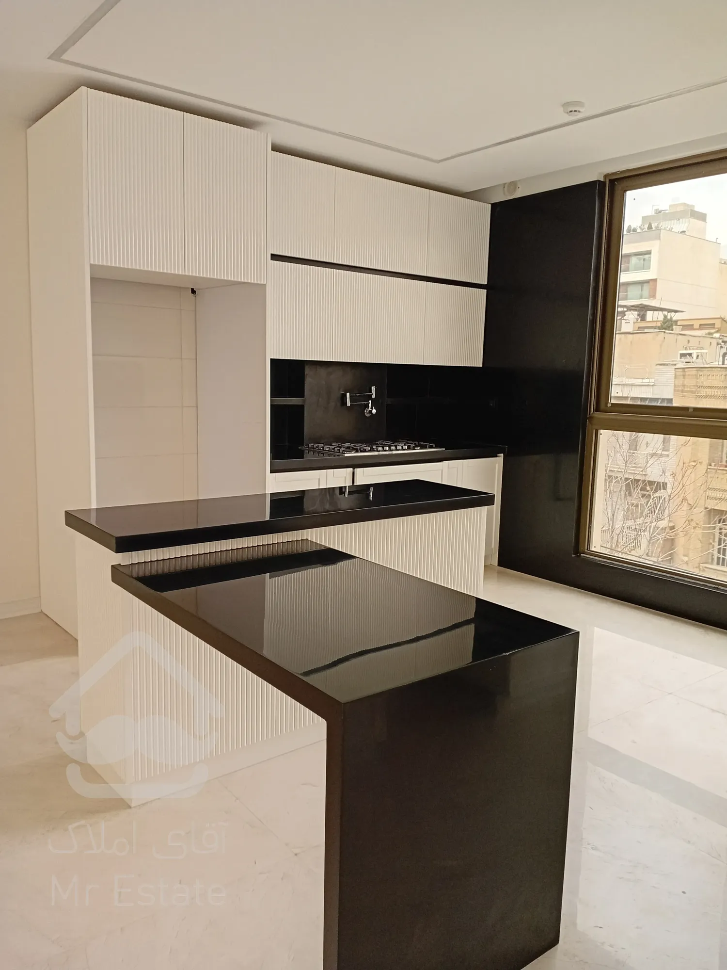 فروش یک آپارتمان 5 واحدی و 2 واحد تجاری به صورت یکجا