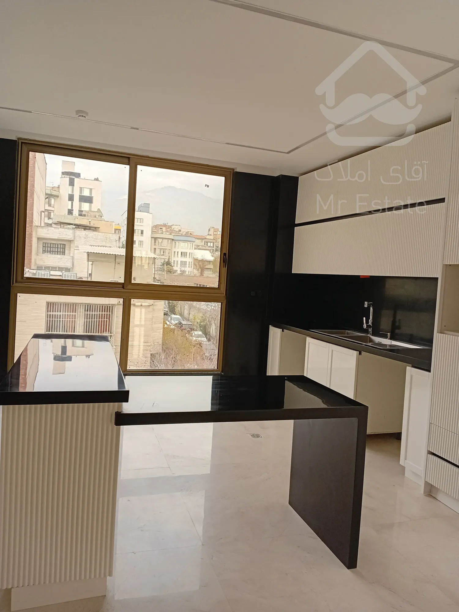 فروش 2 واحد تجاری به همراه 5 واحد مسکونی در منطقه 3 تهران