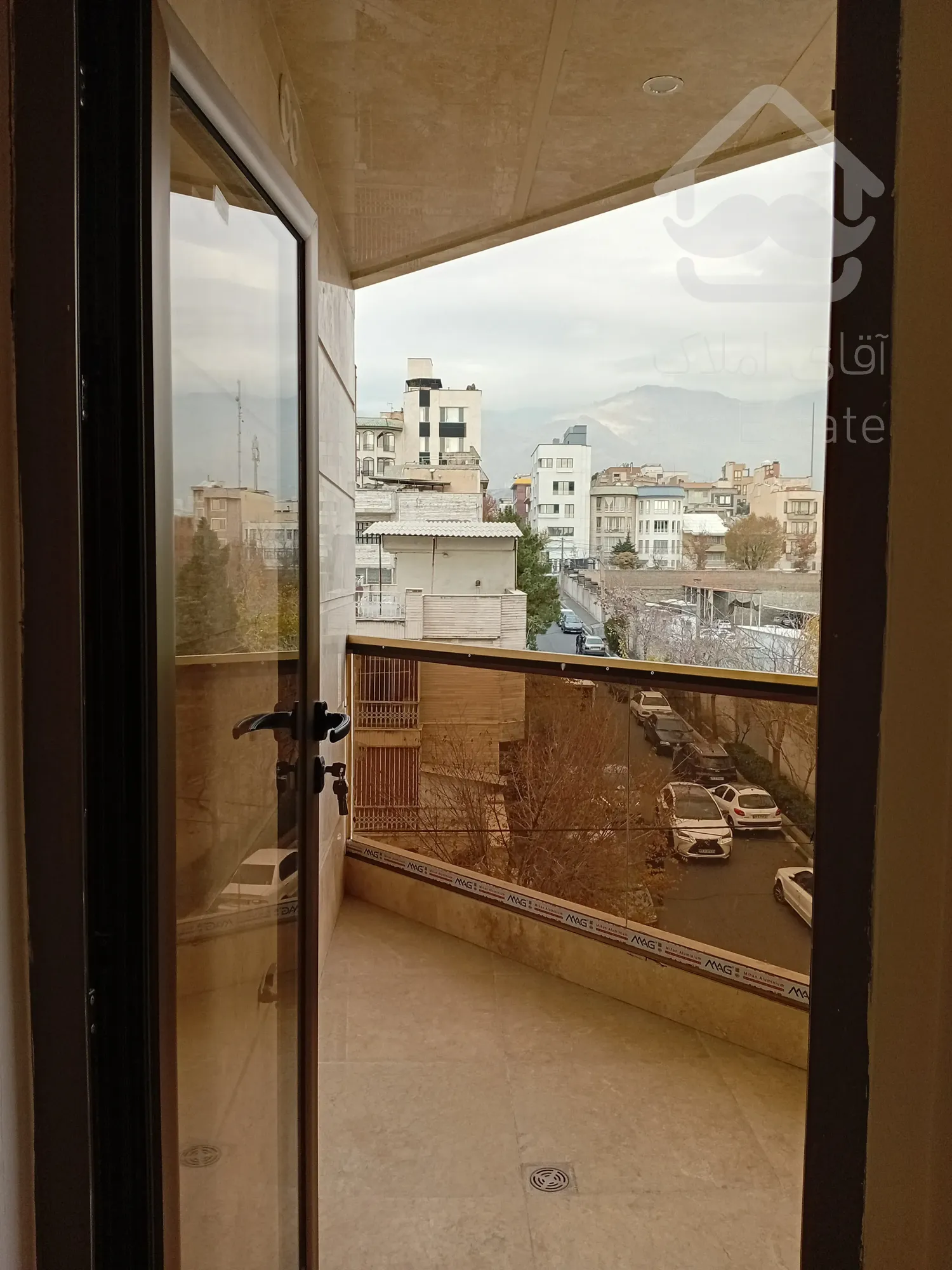 فروش یک آپارتمان 5 واحدی و 2 واحد تجاری به صورت یکجا