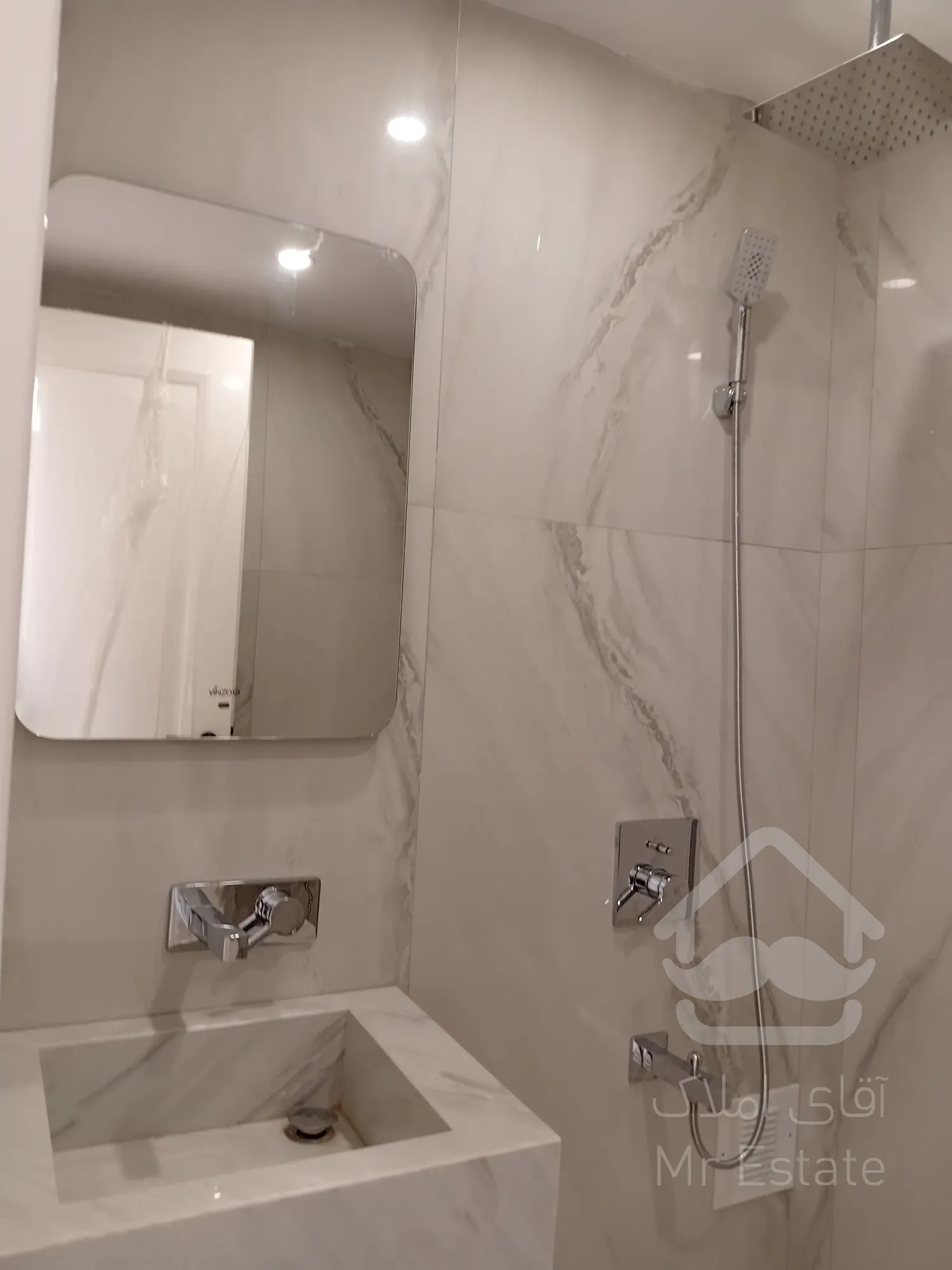 فروش 2 واحد تجاری به همراه 5 واحد مسکونی در منطقه 3 تهران