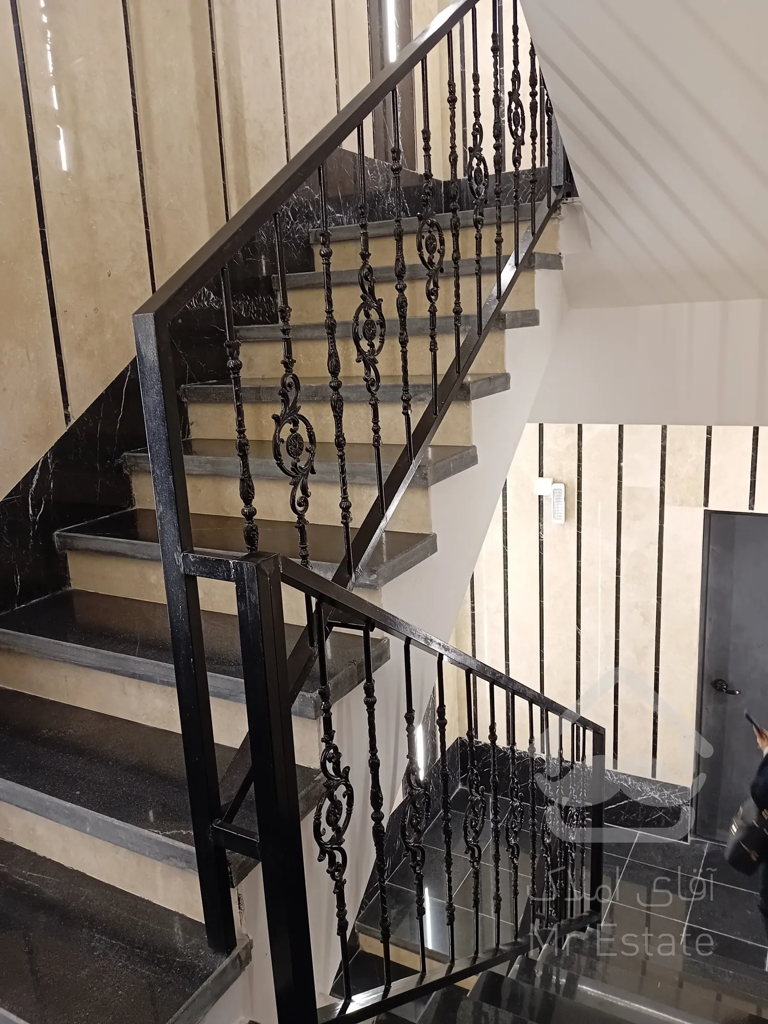 فروش 2 واحد تجاری به همراه 5 واحد مسکونی در منطقه 3 تهران