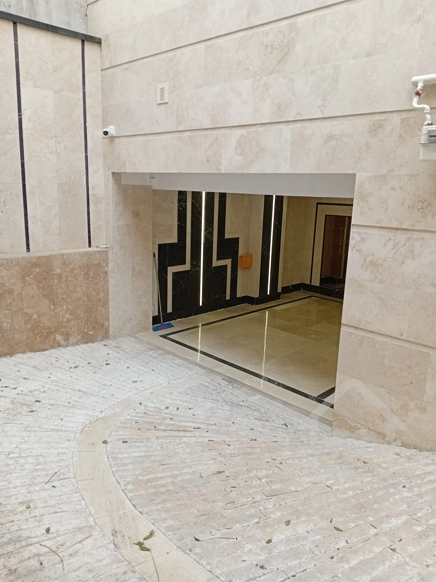 فروش واحد مسکونی و تجاری لوکس در بهترین منطقه به صورت یکجا