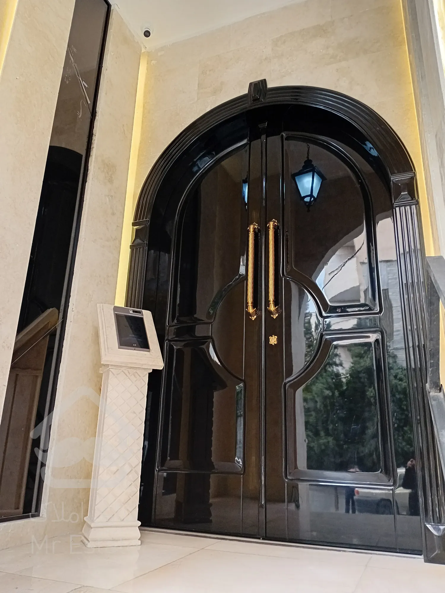 فروش یک آپاتمان 5 واحدی و 2 واحد تجاری به صورت یکجا