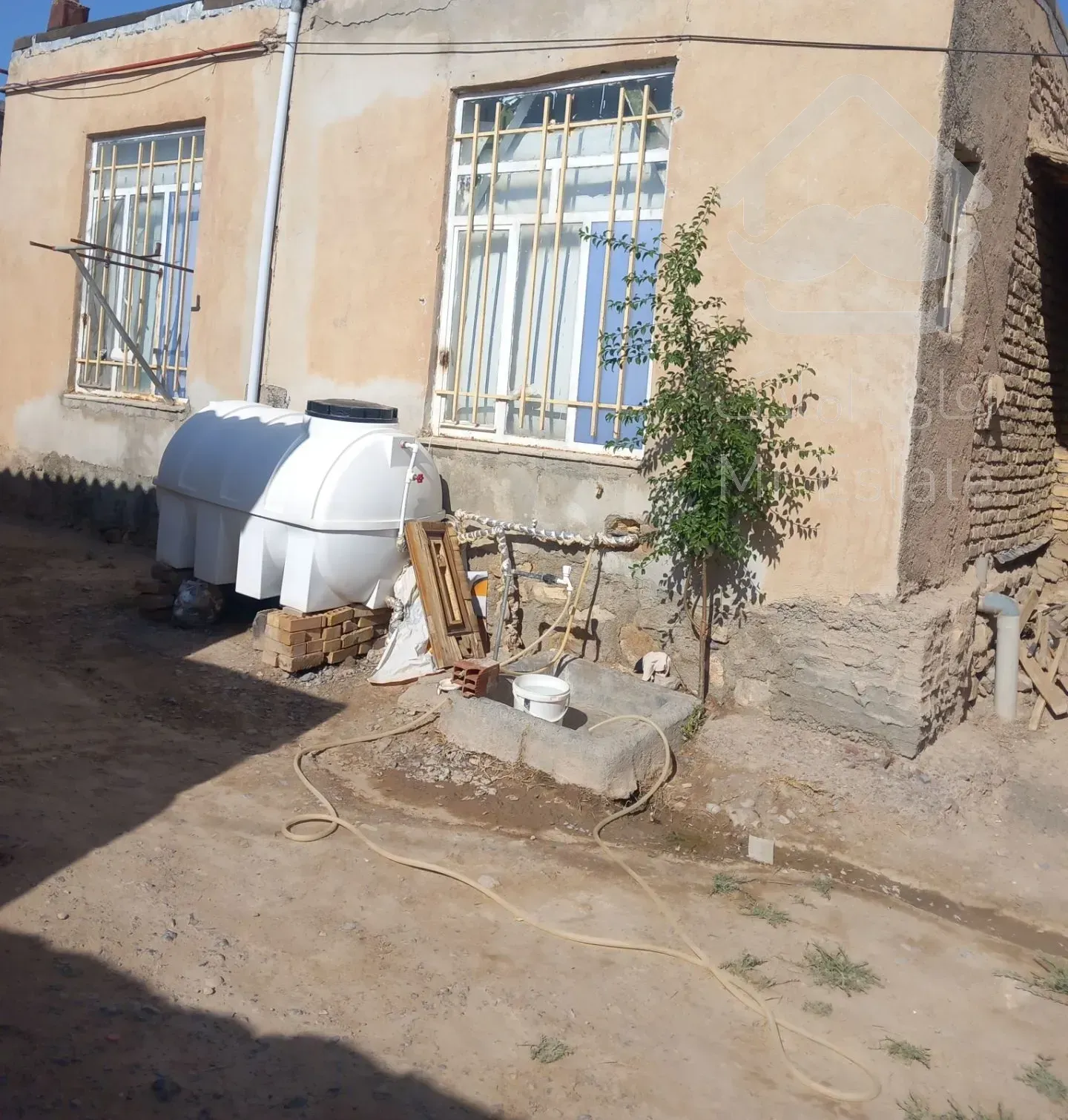 یک باب حیاط مسکونی ۴۵۰متری با دو عدد خانه نوساخت به زیربنا۶۰و ۴۰متری