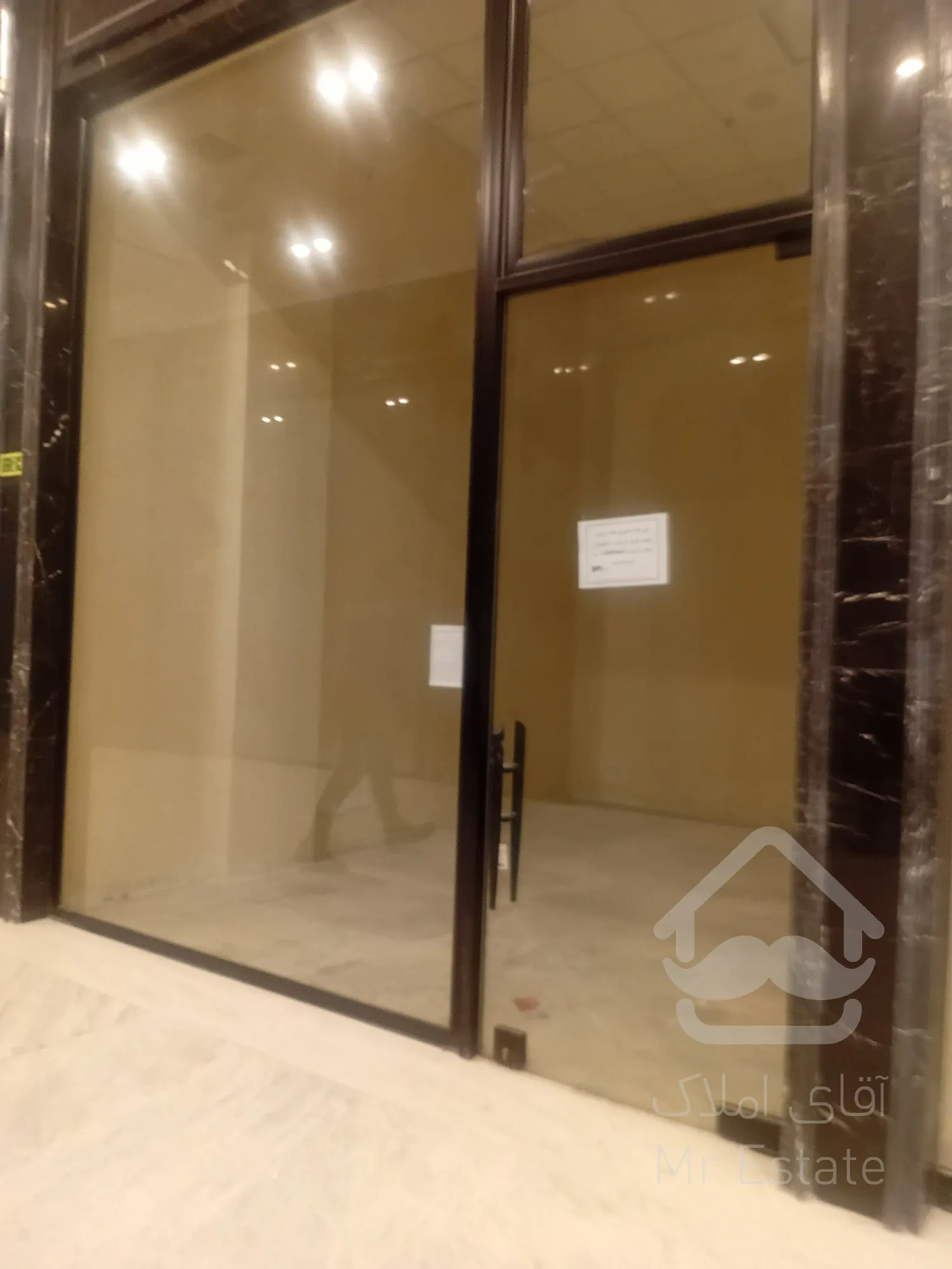 فروش تجاری مغازه 67 متر در رونیکا مال پاسداران روبه رو مترو حسین اباد