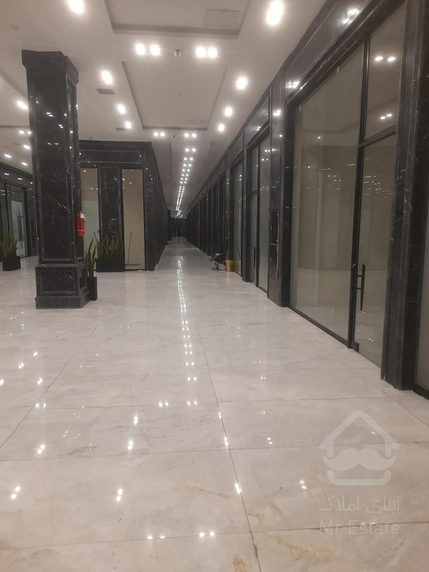 پیش فروش مغازه33متری در مرکز تجاری باامکانات کامل واقع در پونک