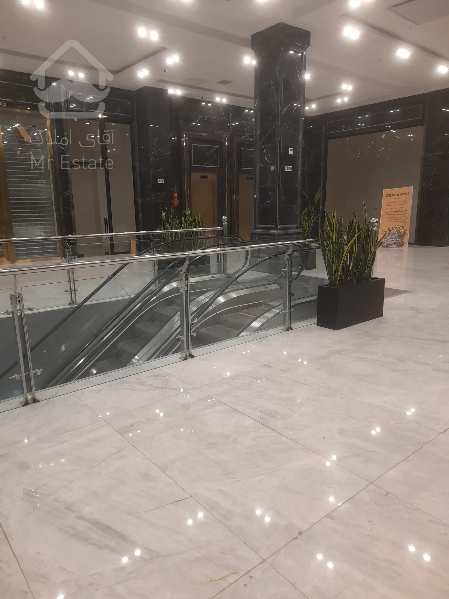 پیش فروش مغازه33متری در مرکز تجاری باامکانات کامل واقع در پونک