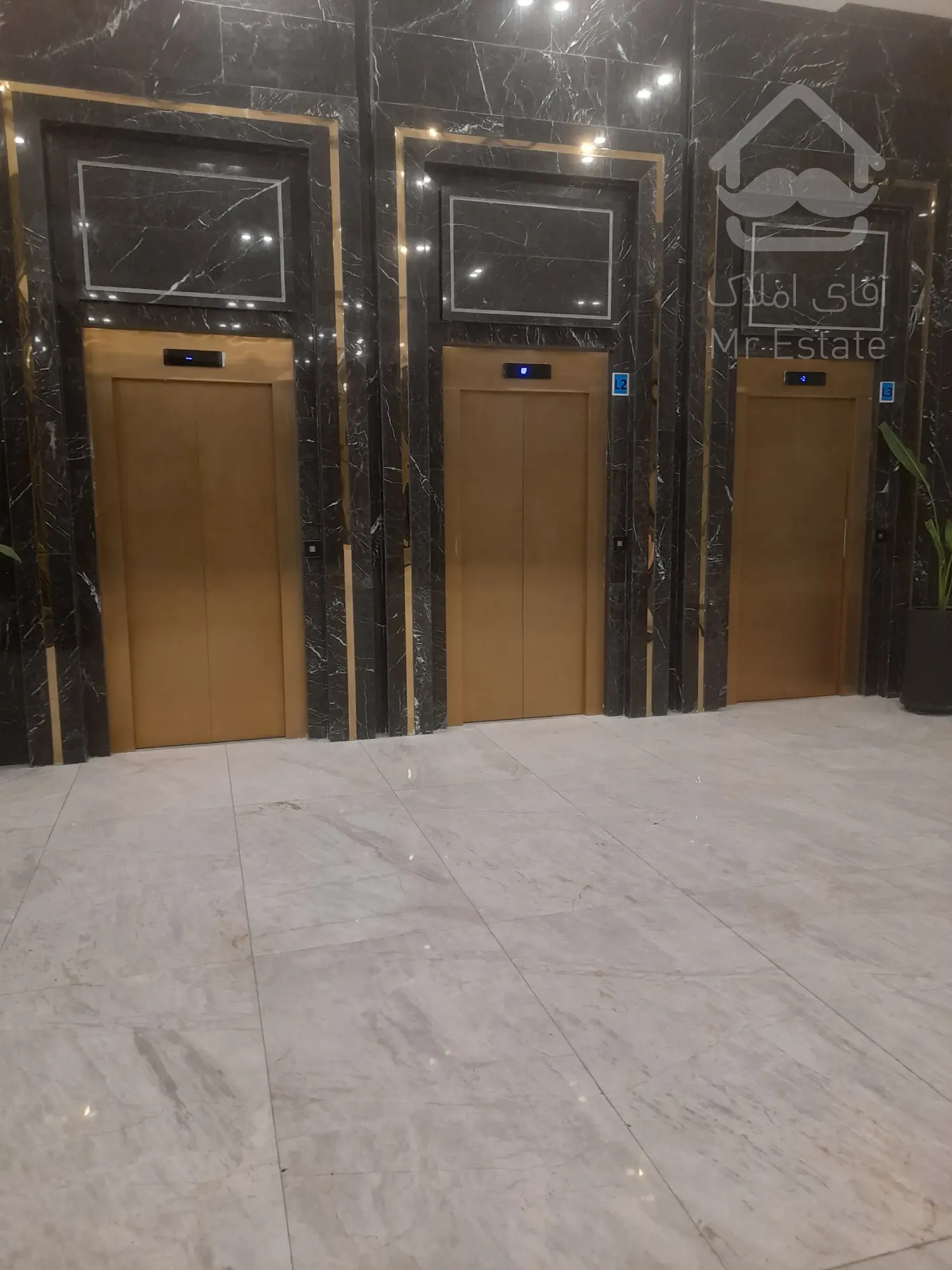 فروش یک باب واحد تجاری / 37متر همکف / نزدیک مترو حسین آباد