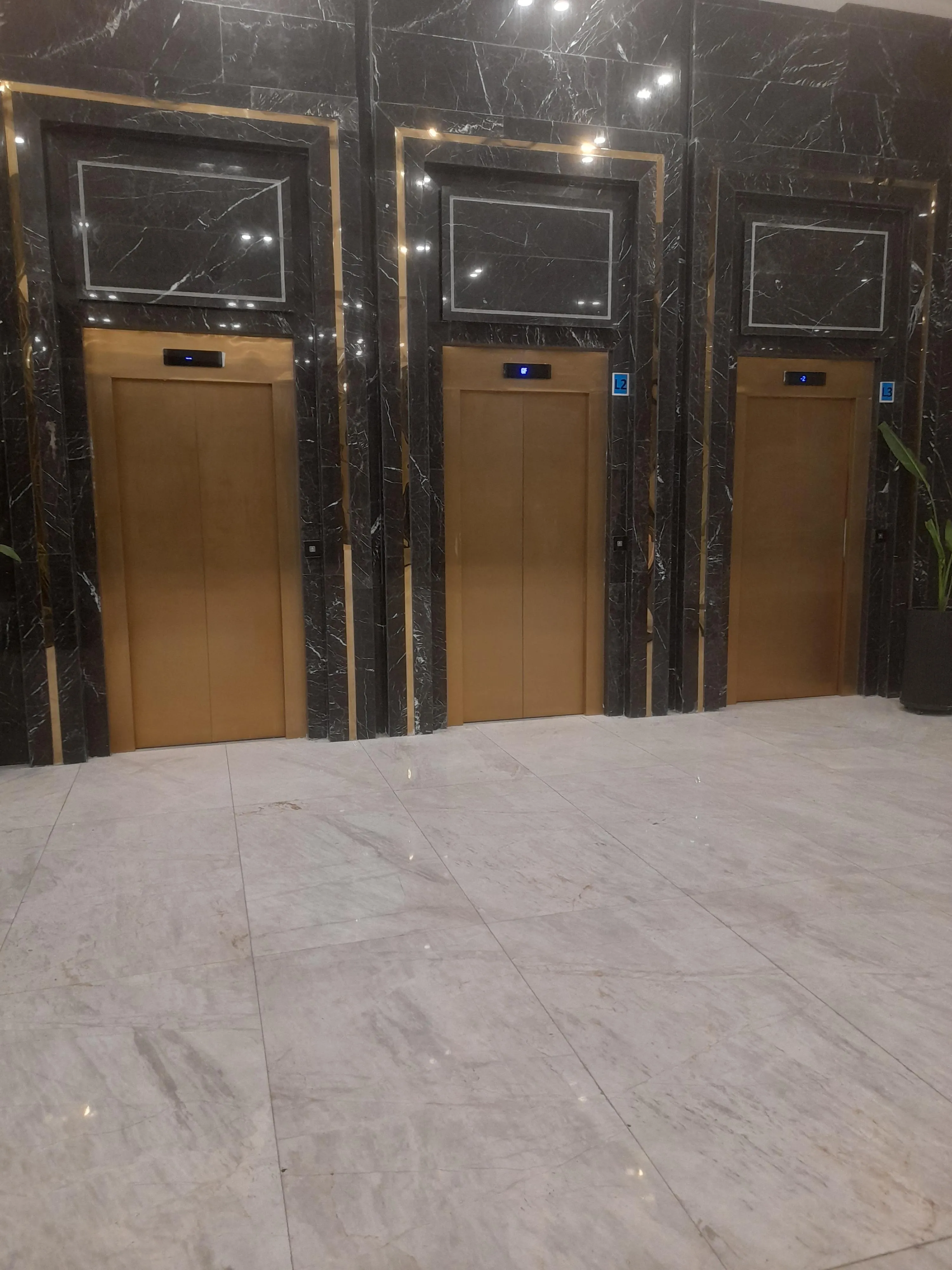 فروش مغازه 57متری/سند تجاری/اقساطی/موقعیت عالی/شرق/رونیکا مال هروی