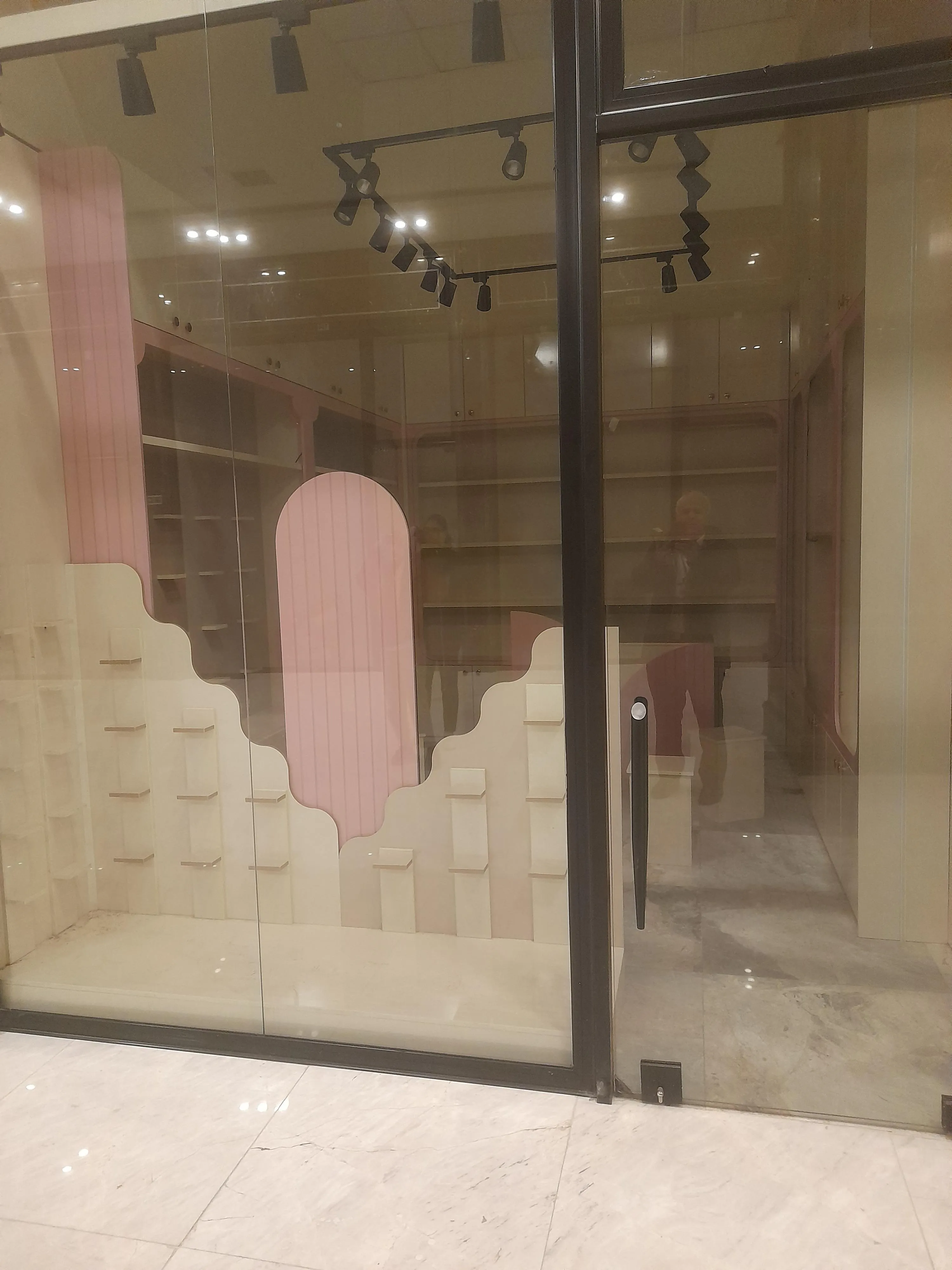 اجاره مغازه 36متری/نزدیک مترو/جنب پروژه 1800واحدی/رونیکا مال هروی