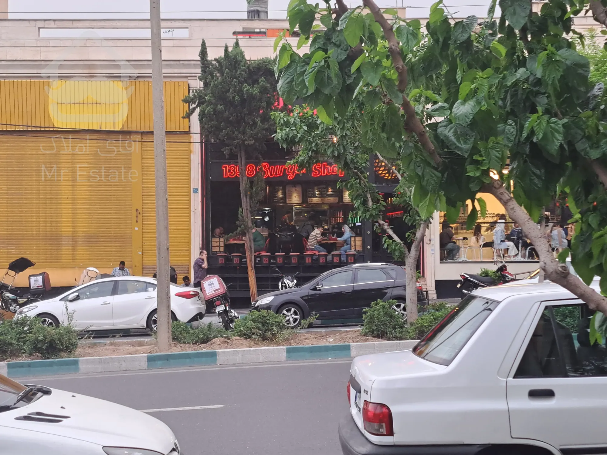 ۳۰۰ متر ویترین زندگی برندت | مغازه خاص با بر ۱۷ در صادقیه