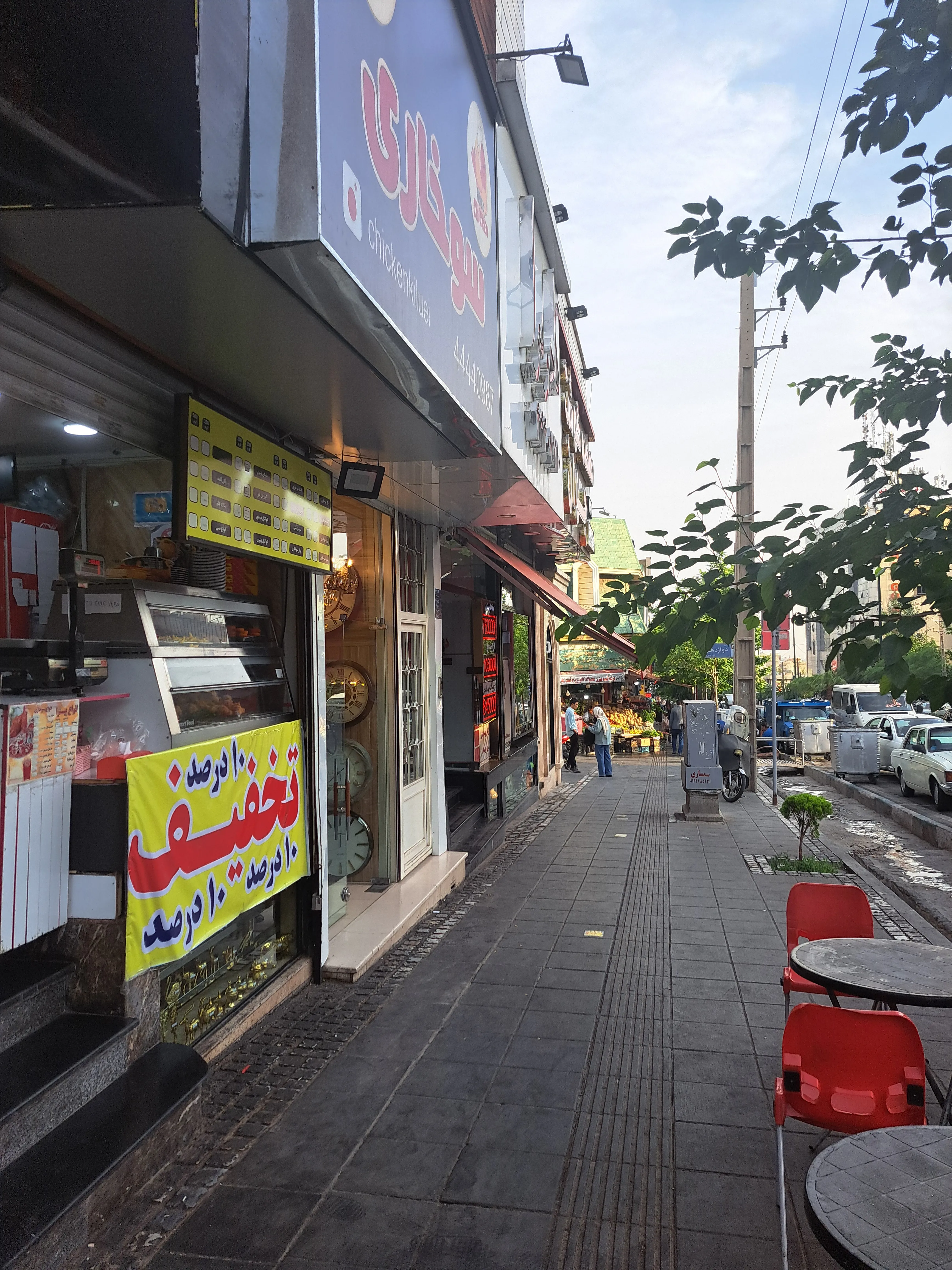 📍 واگذاری فوری مغازه ۴۰ متری فست‌فود بر ۵ متر موقعیت طلایی پر رفت و آمد،صادقیه