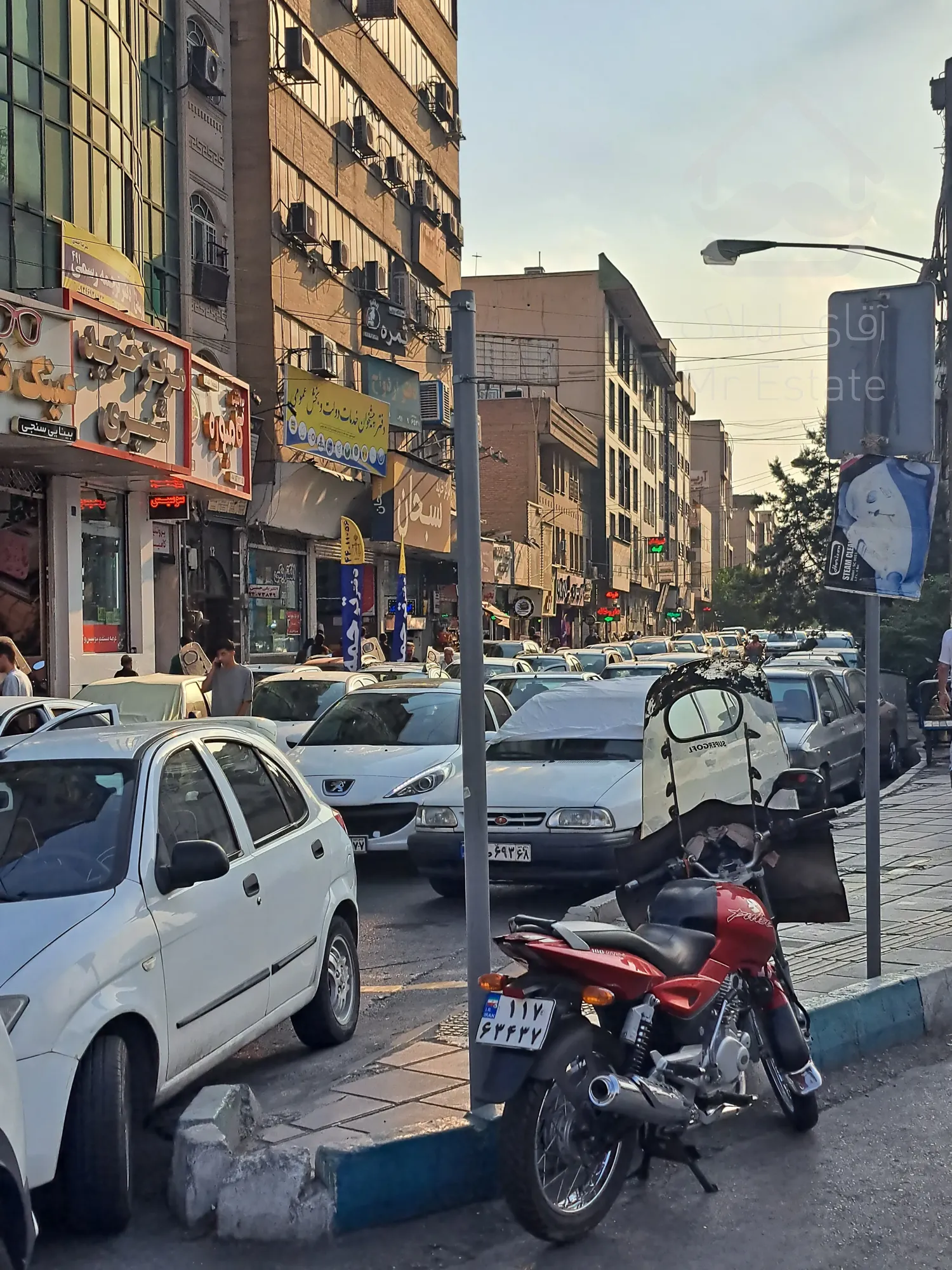 نمای لوکس در منطقه پر‌تردد | مغازه دوطبقه با موقعیت ممتاز،صادقیه