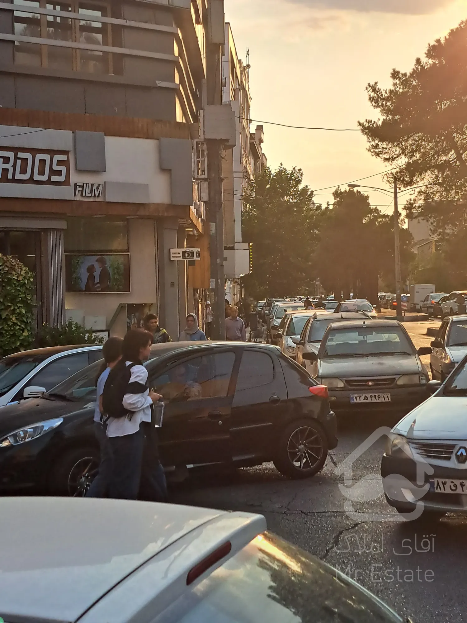 مغازه ۲۰۰ متری با برق ۳فاز و امکانات کامل در محدوده صادقیه (فردوس شرق)