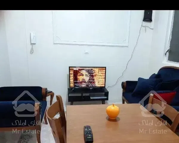 ۳۷ متر طبقه همکف میدان انقلاب/اداری و مسکونی