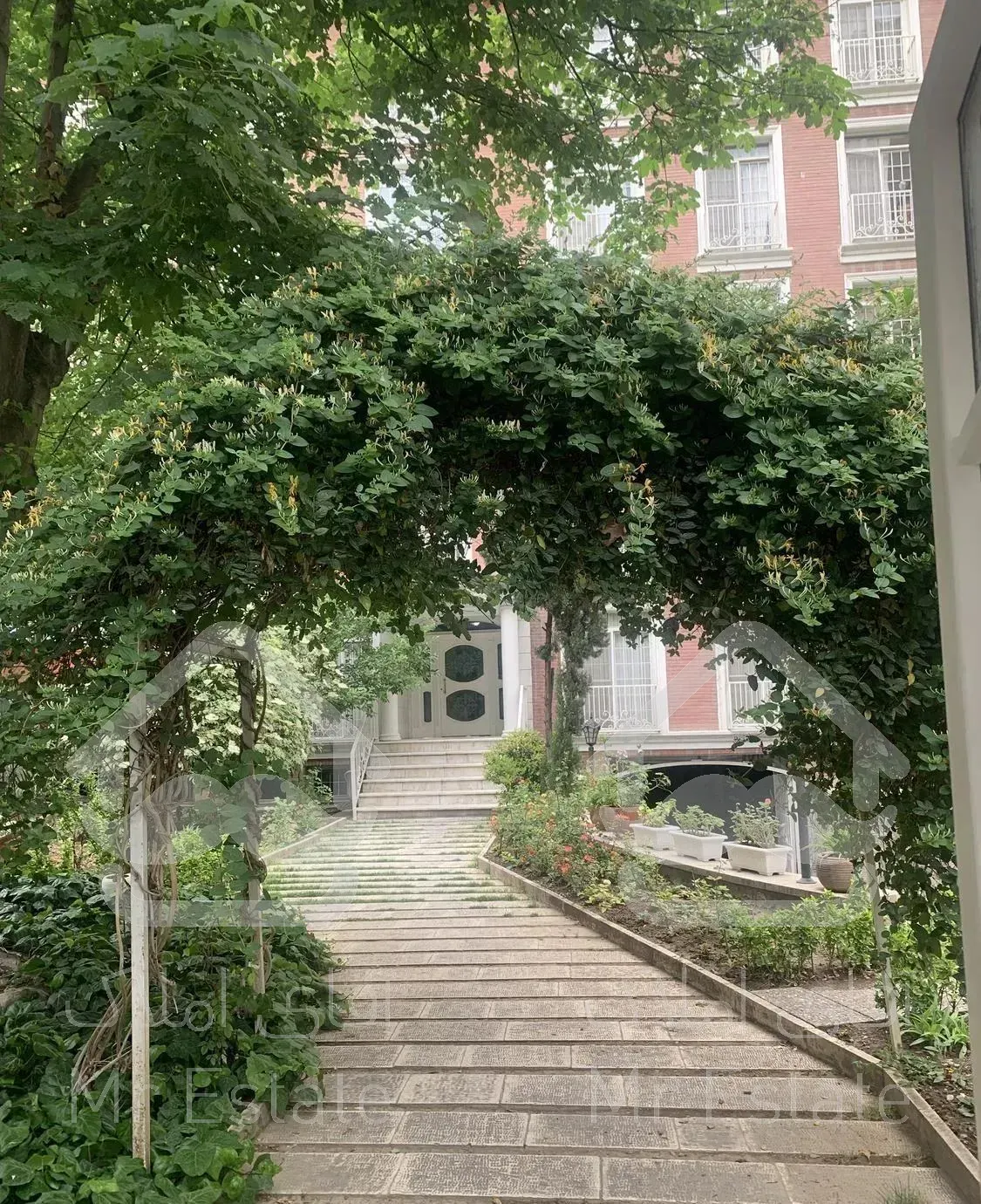 آپارتمان مسکونی ۱۴۰ متر بین دزاشیب و نیاوران