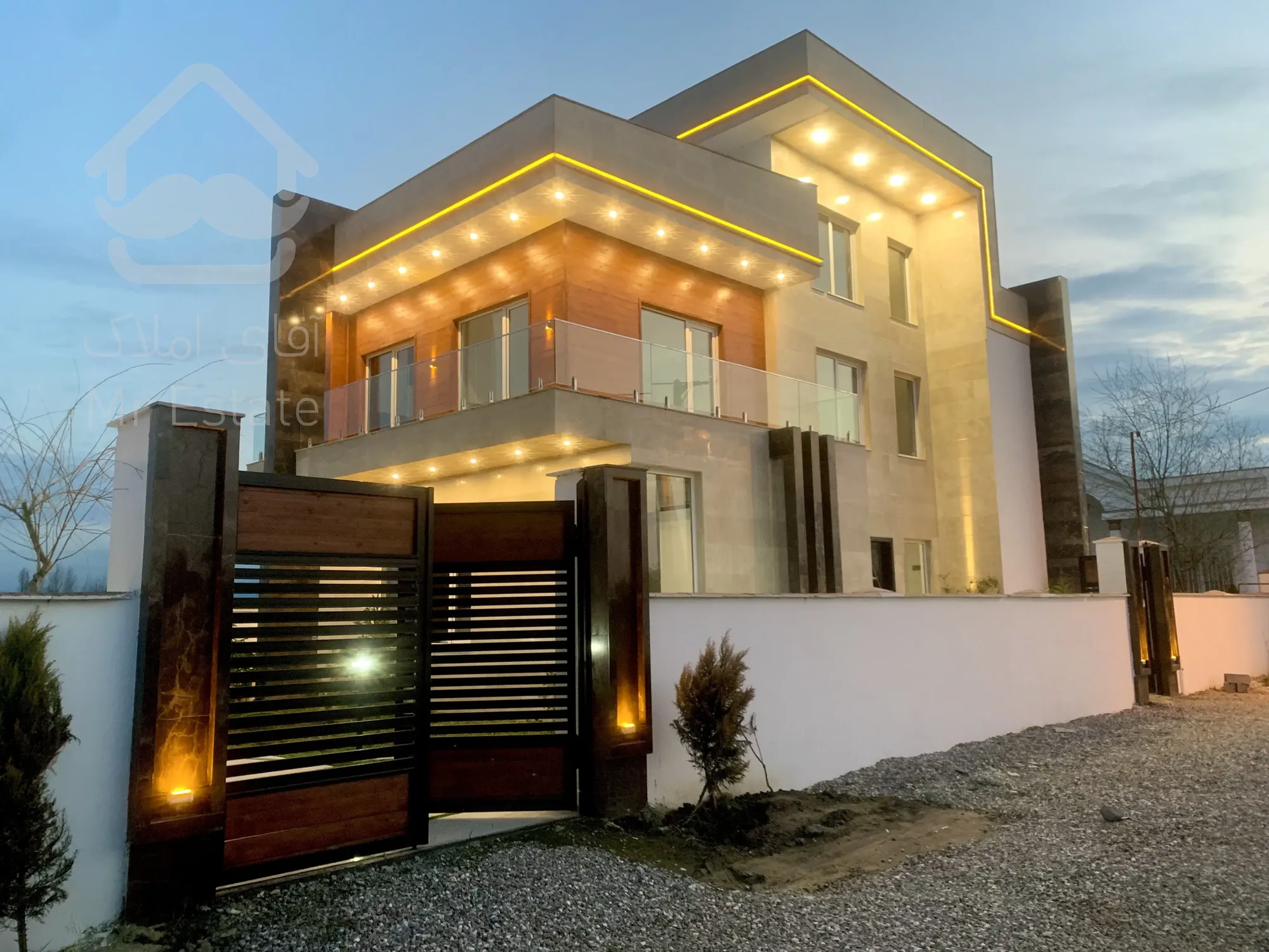 ویلا تریبلکس مدرن نزدیک دریا و جنگل