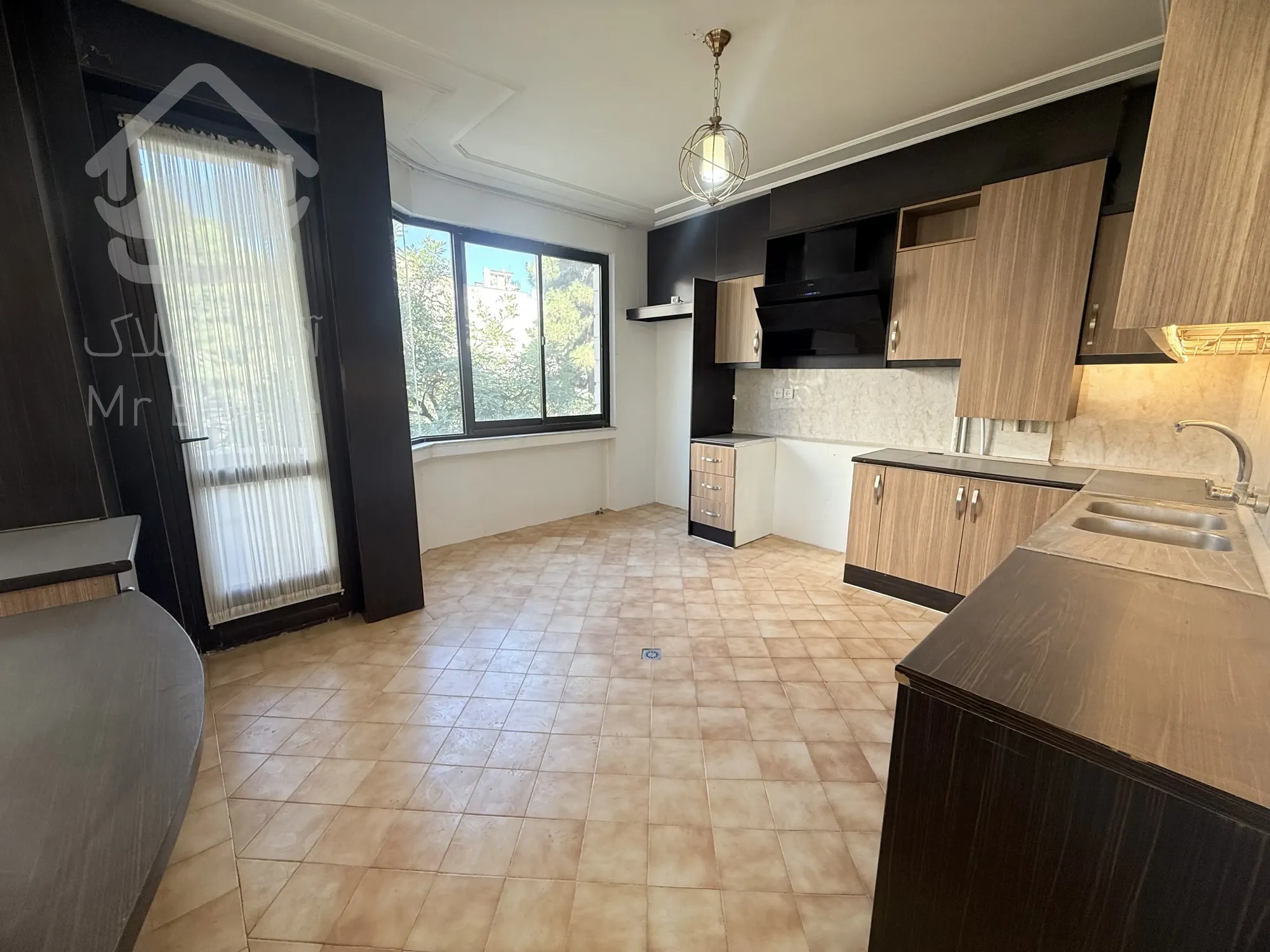 آپارتمان 135 متر 2خواب ،نورگیر عالی،بسیار خوش نقشه