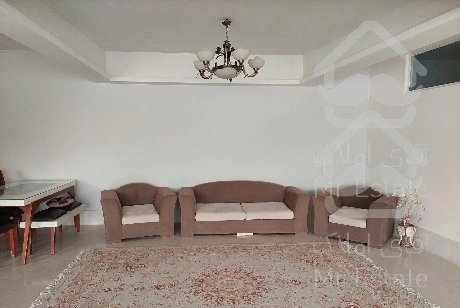 ویلا نوساز با استخر اب گرم سرپوشیده ، داخل شهر