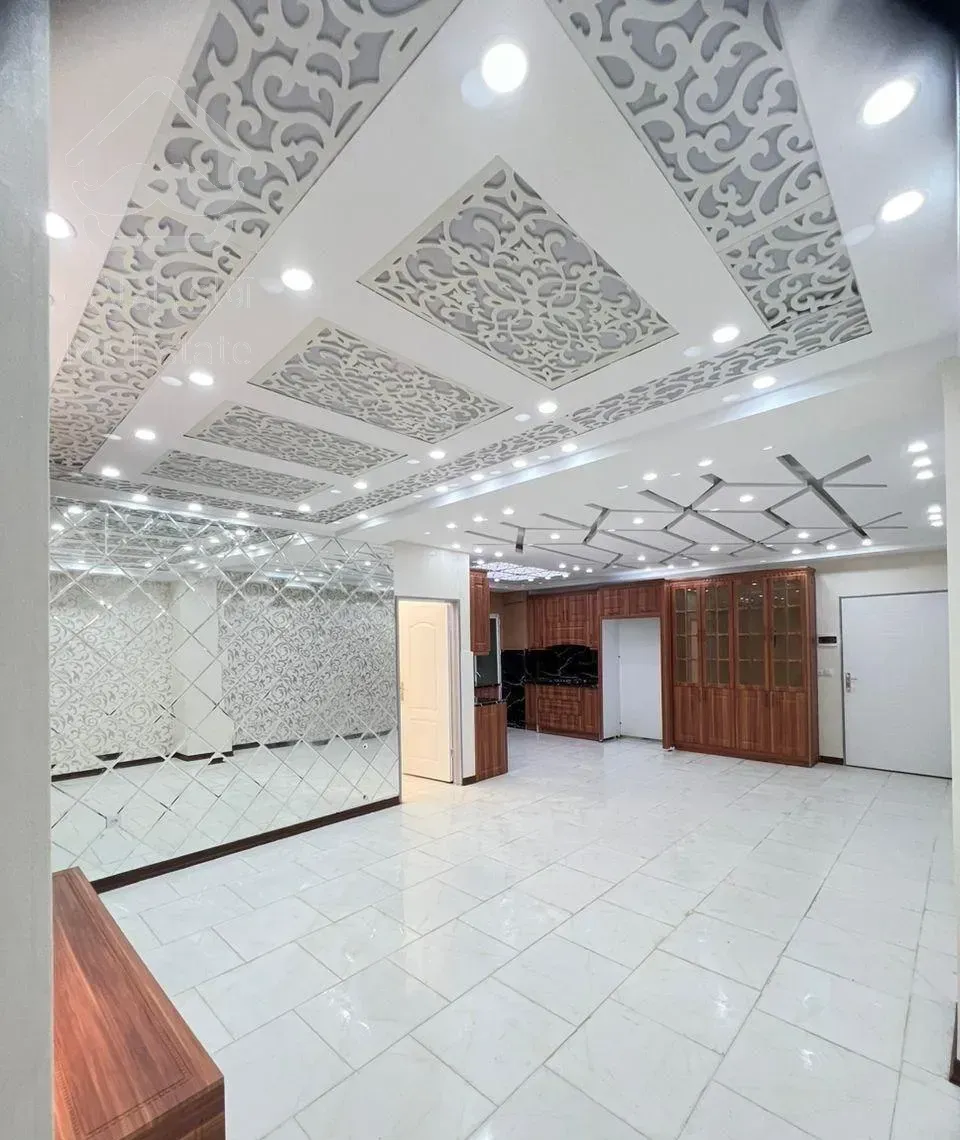 فروش واحد ۱۰۰ متری/روبروی بازار/(وام تسویه)