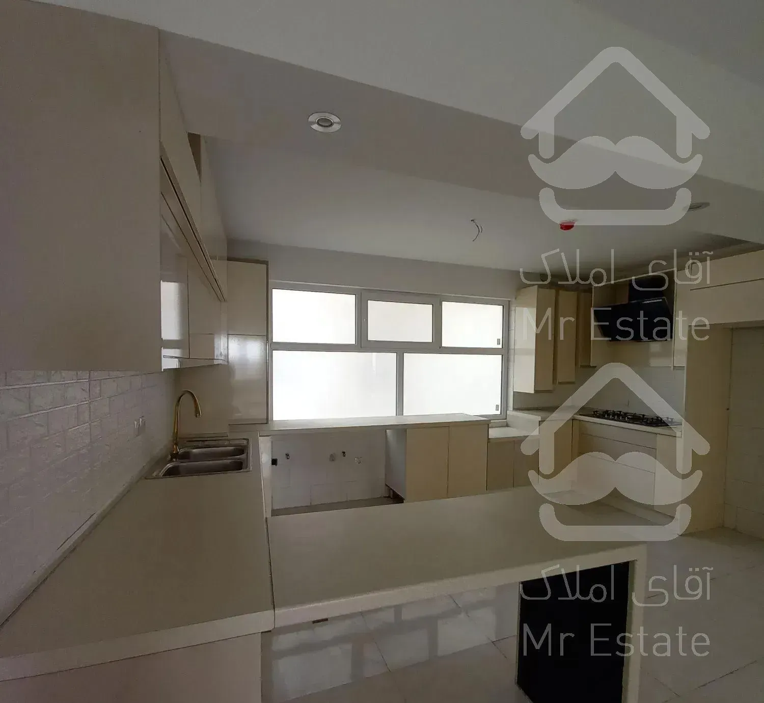 106متر دبستان / کاملا رو به آفتاب/ حیاط بزرگ