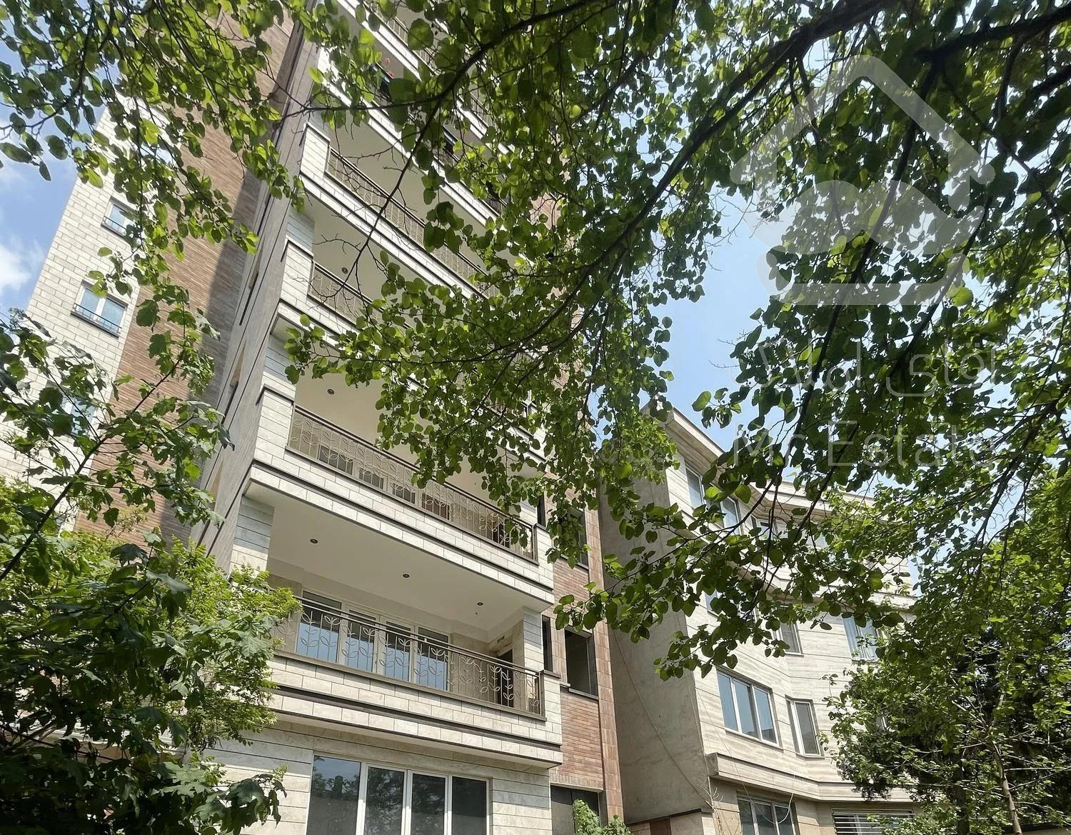 ۱۵۴ متر تراس بزرگ