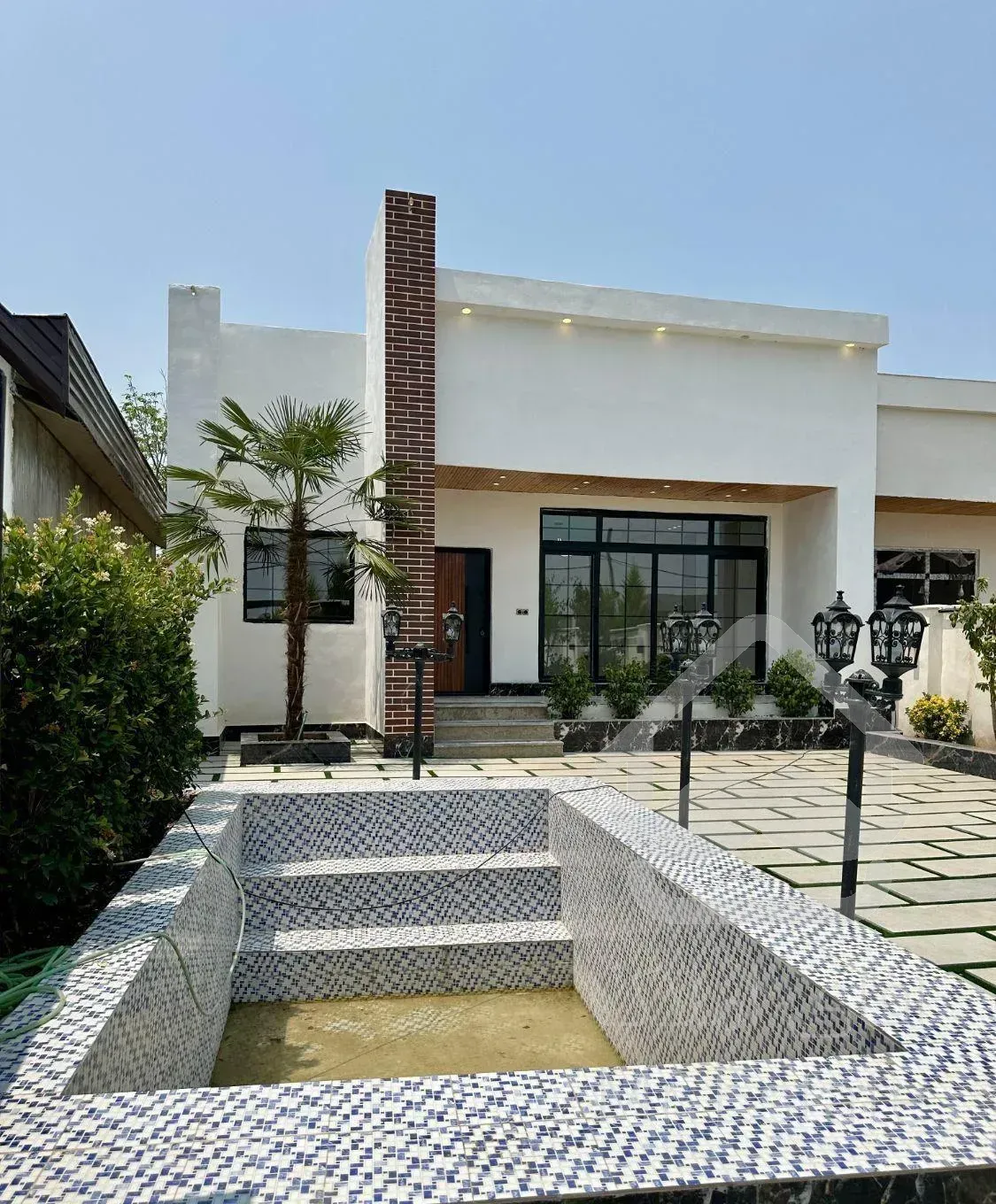 ویلایی نوساز ۳۰۰ متری مدرن در صومعه‌سرا