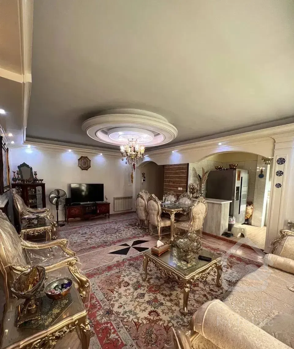 ۸۳متری قاب میدان زیر قیمت