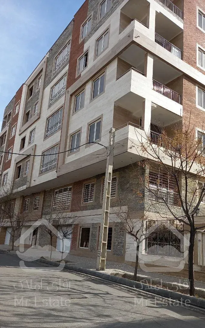 آپارتمانی با ویوی آزاد  در خیابان اصلی فاز ۵ .